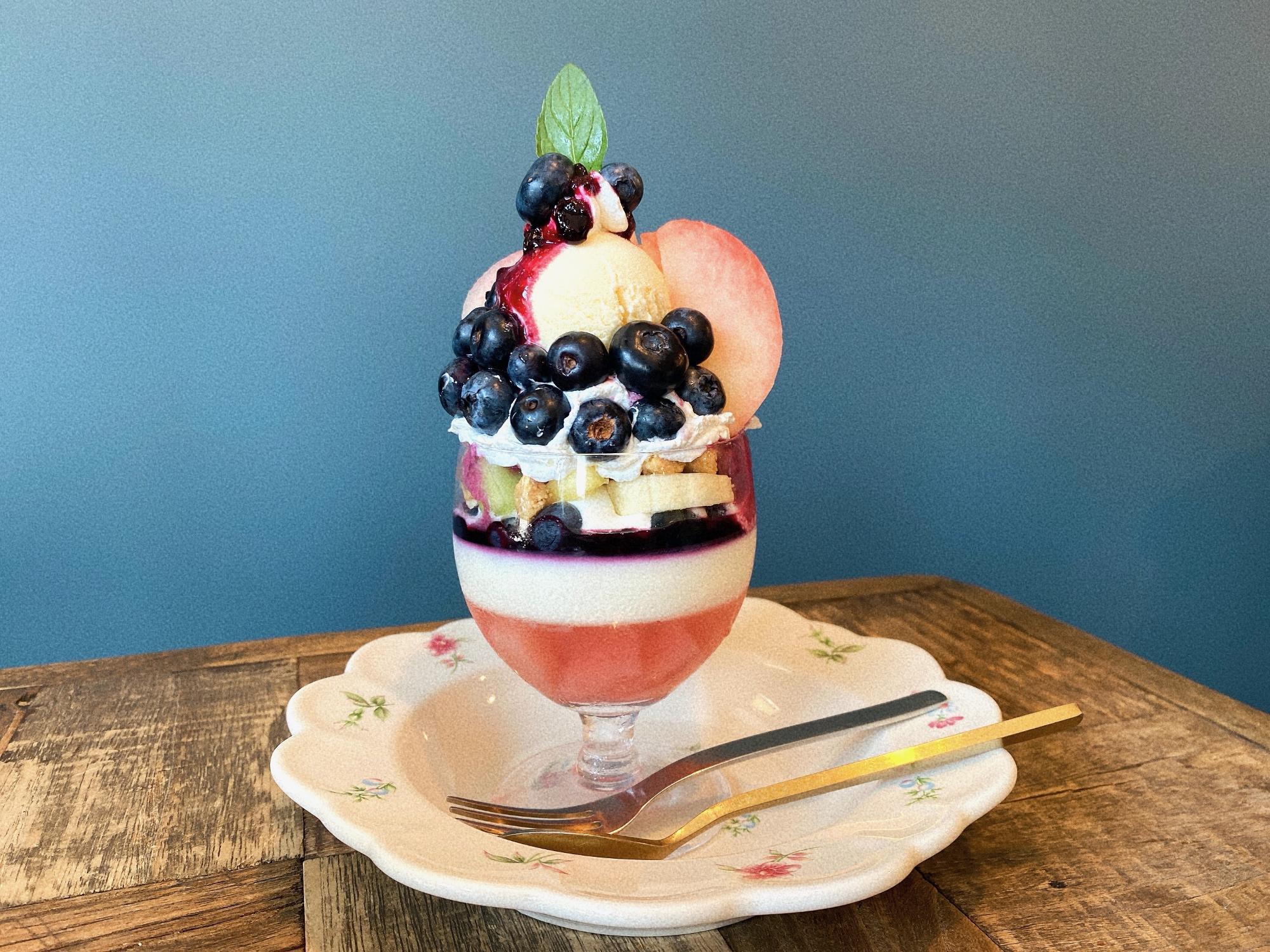 Cafe Darrent(ダレント)  桃とブルーベリーのパンナコッタパフェ