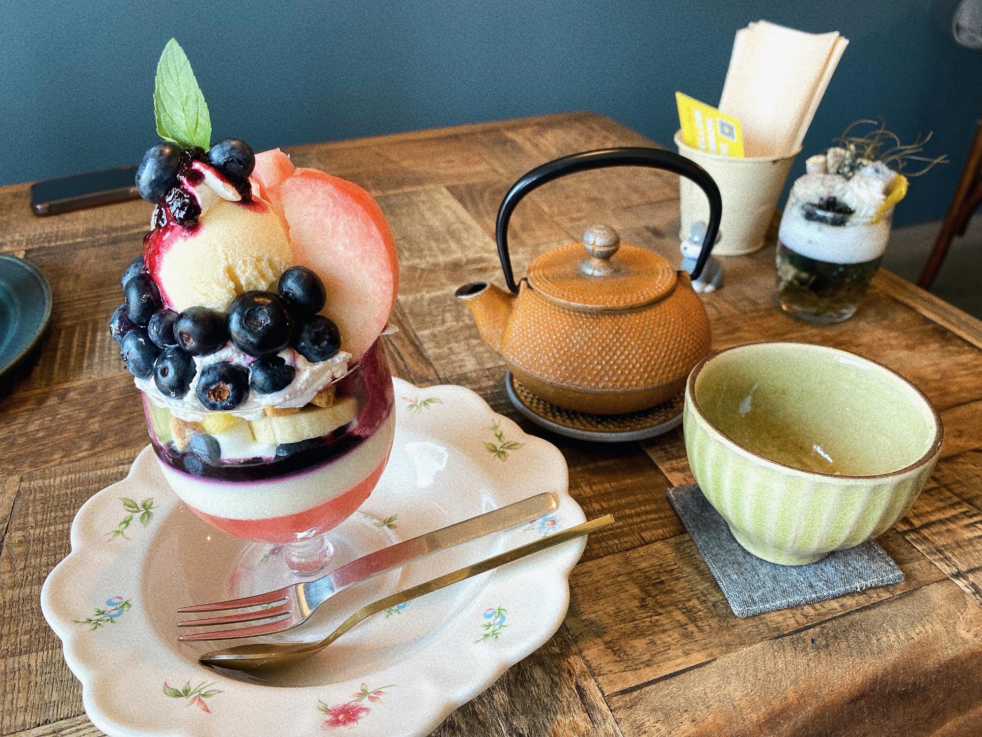 Cafe Darrent(ダレント)  桃とブルーベリーのパンナコッタパフェと紅茶