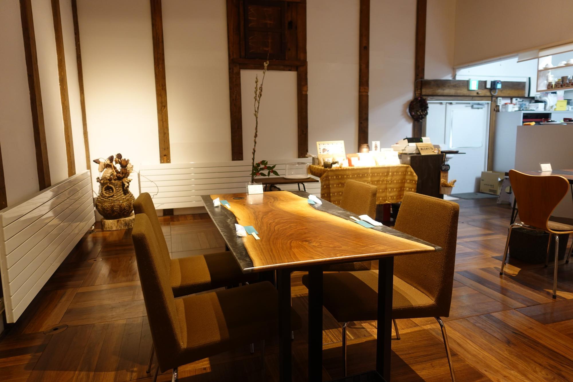 スペース アルテマイスター 銘木のレジンテーブル