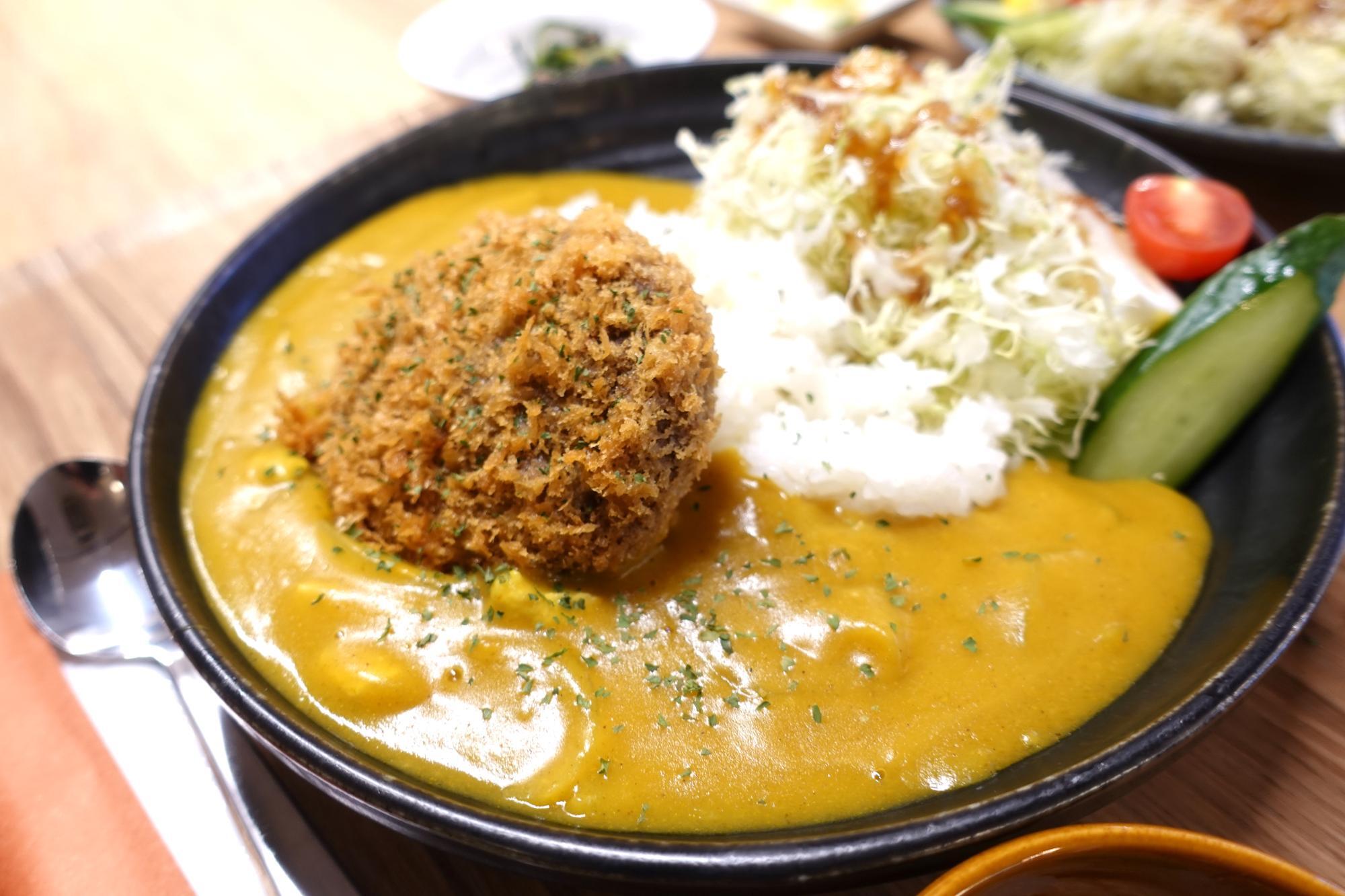 「きちんとごはん 虹」幸せの黄色いメンチカツカレー