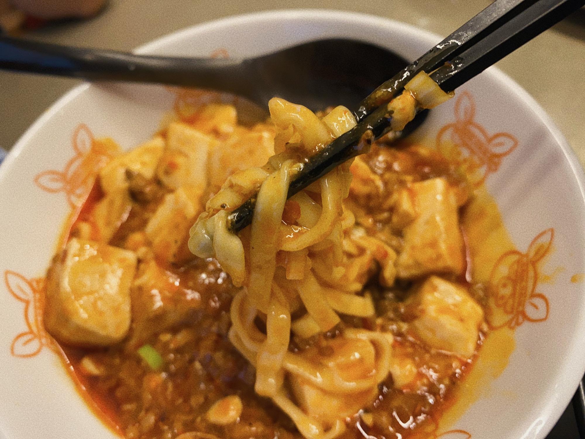 坦々麺とお肉の会社(同)みなかわ 日替わり麺(麻婆麺) 麺リフトアップ