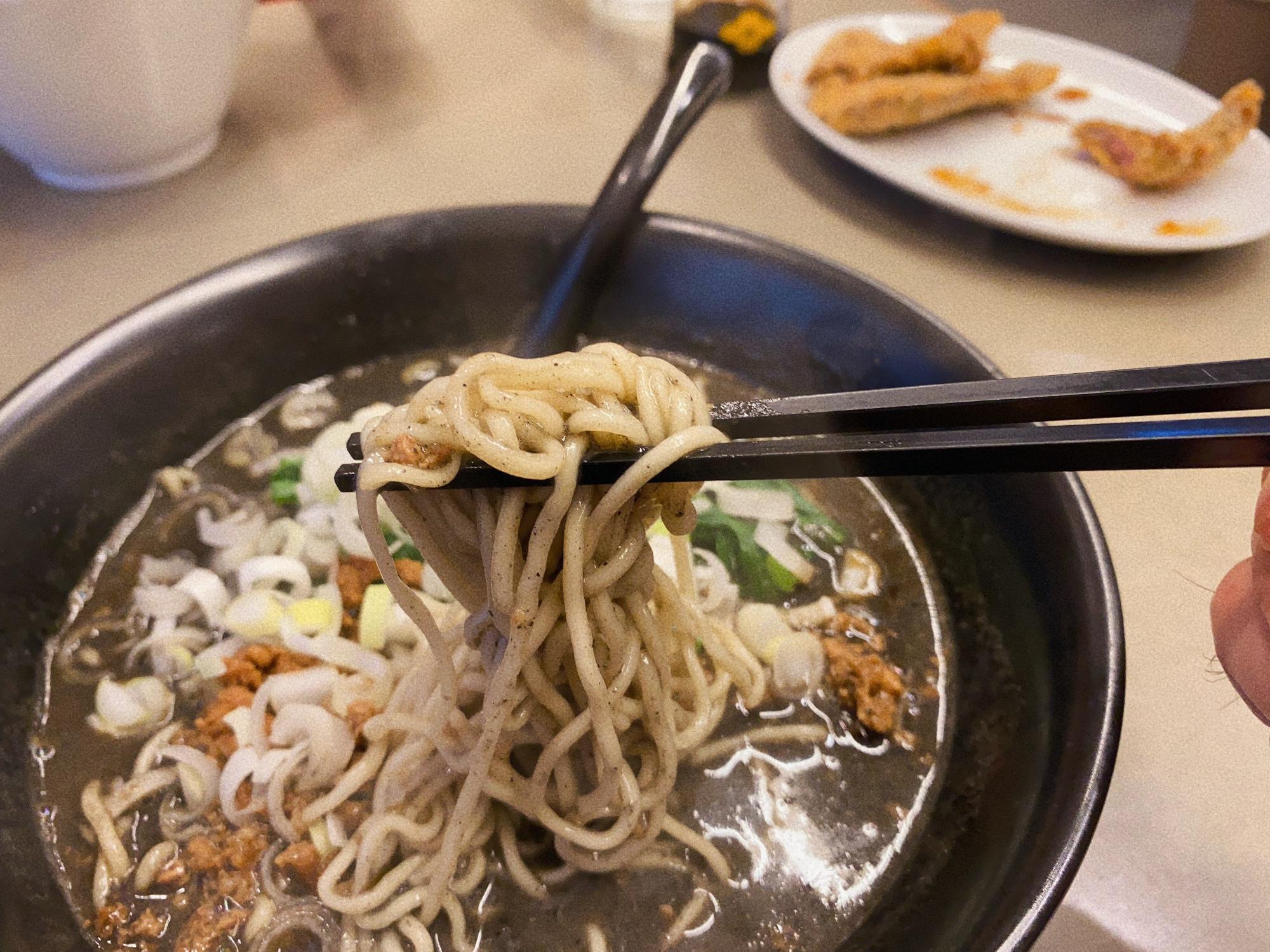 坦々麺とお肉の会社(同)みなかわ 黒胡麻坦々麺 麺リフトアップ