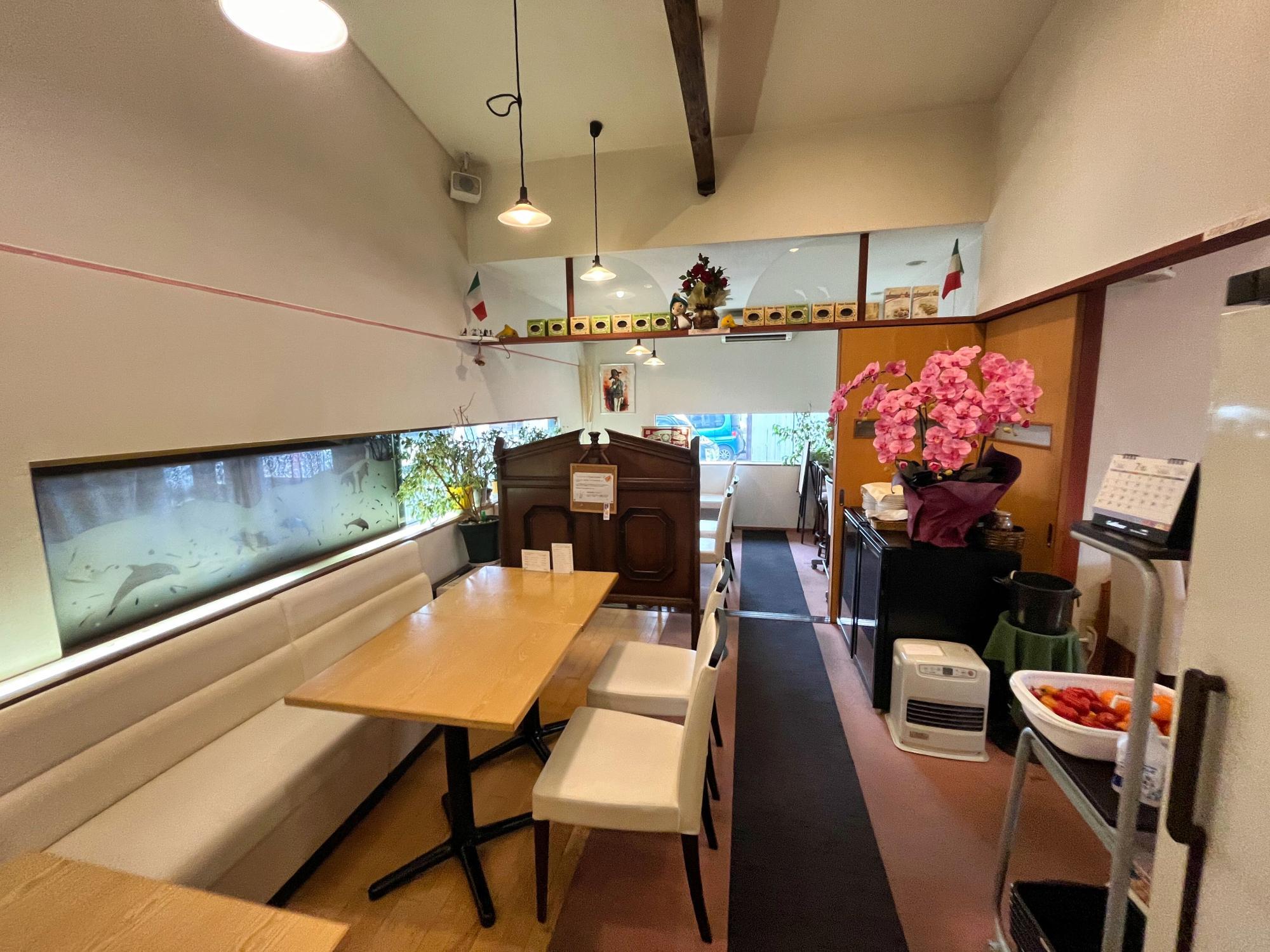 イルカパンナビアンコ 店内
