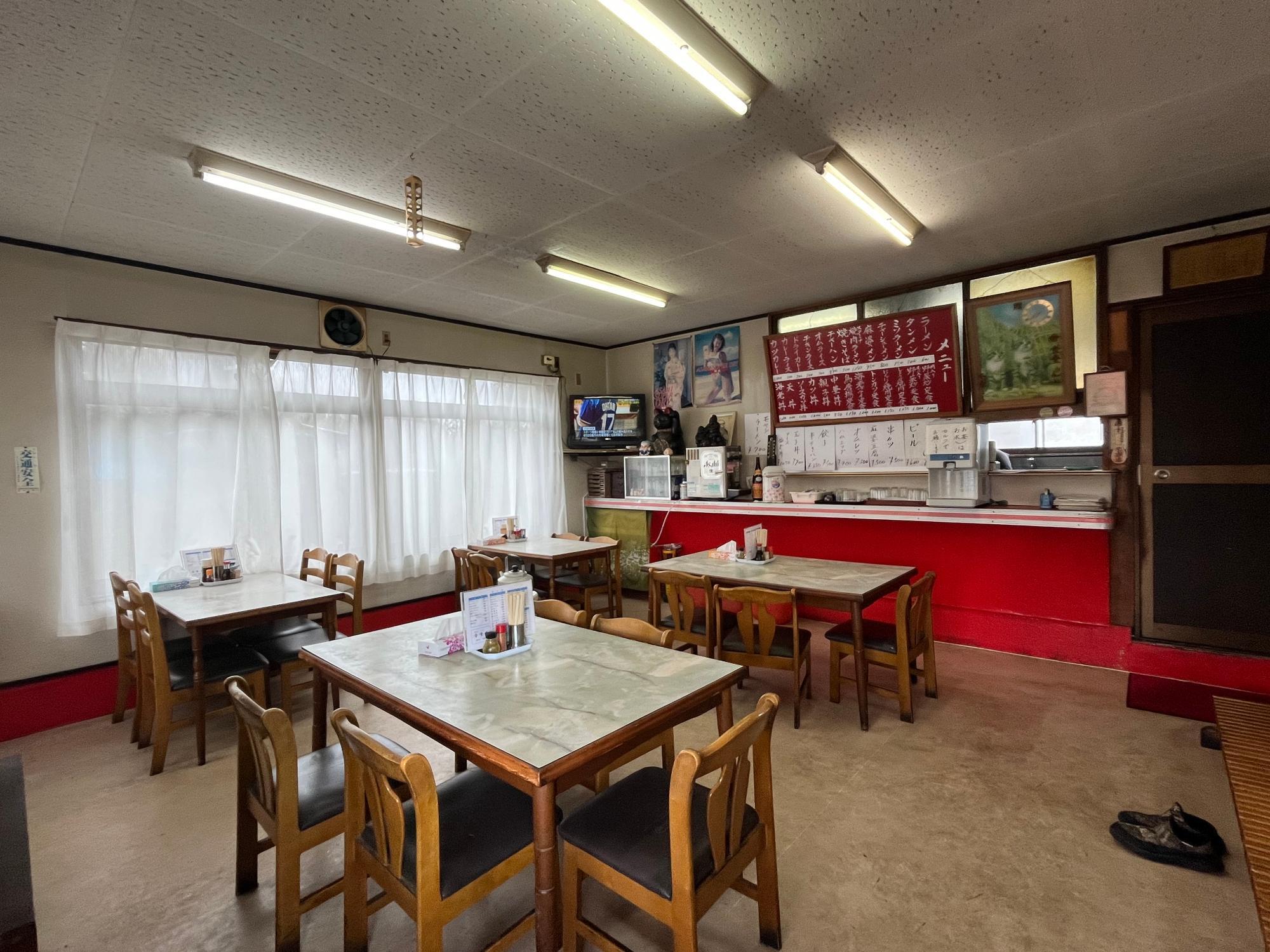 やまきち食堂 店内 テーブル席