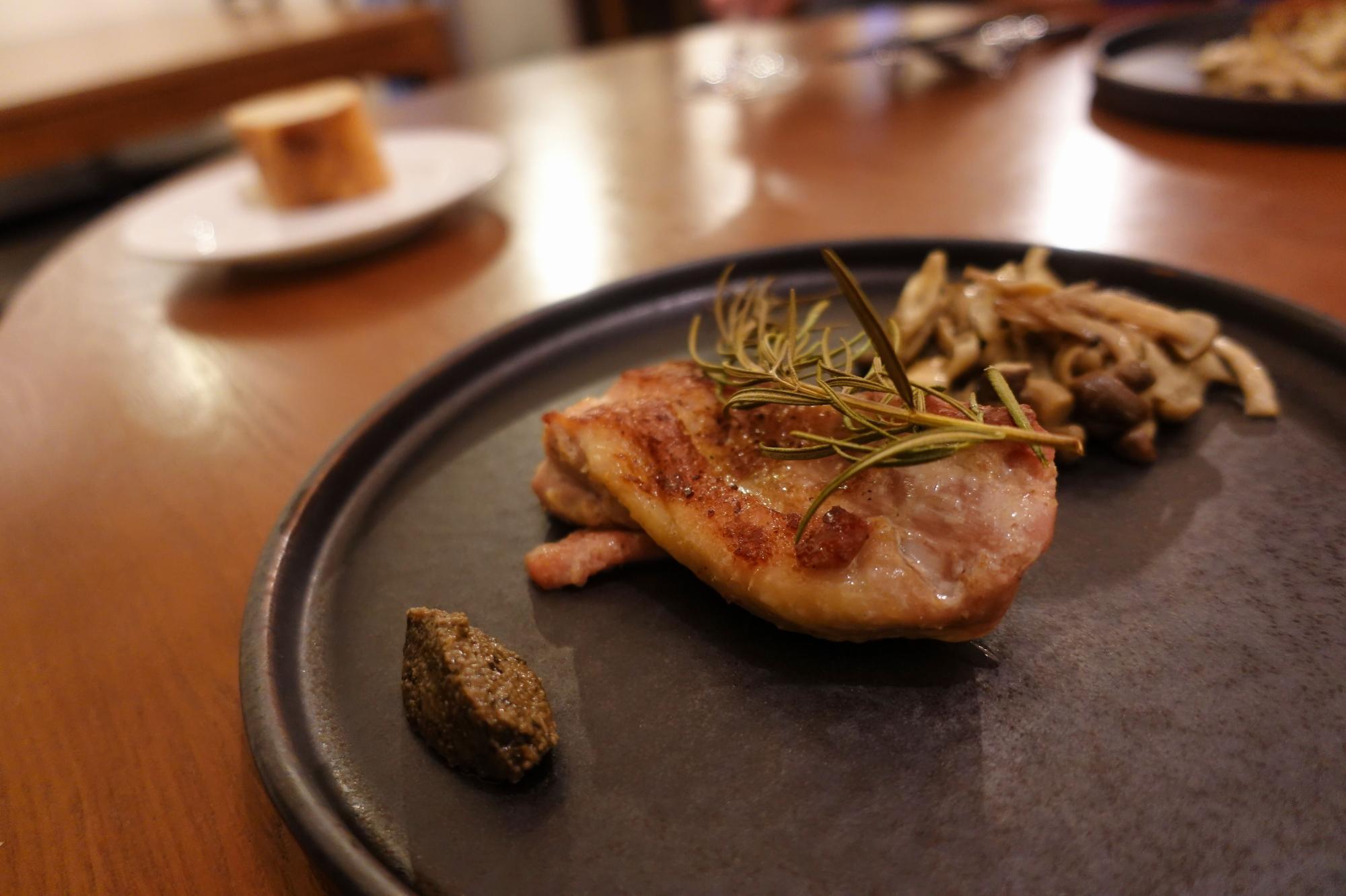 ワインバー ココット  チキン ローストニンニクとローズマリー風味