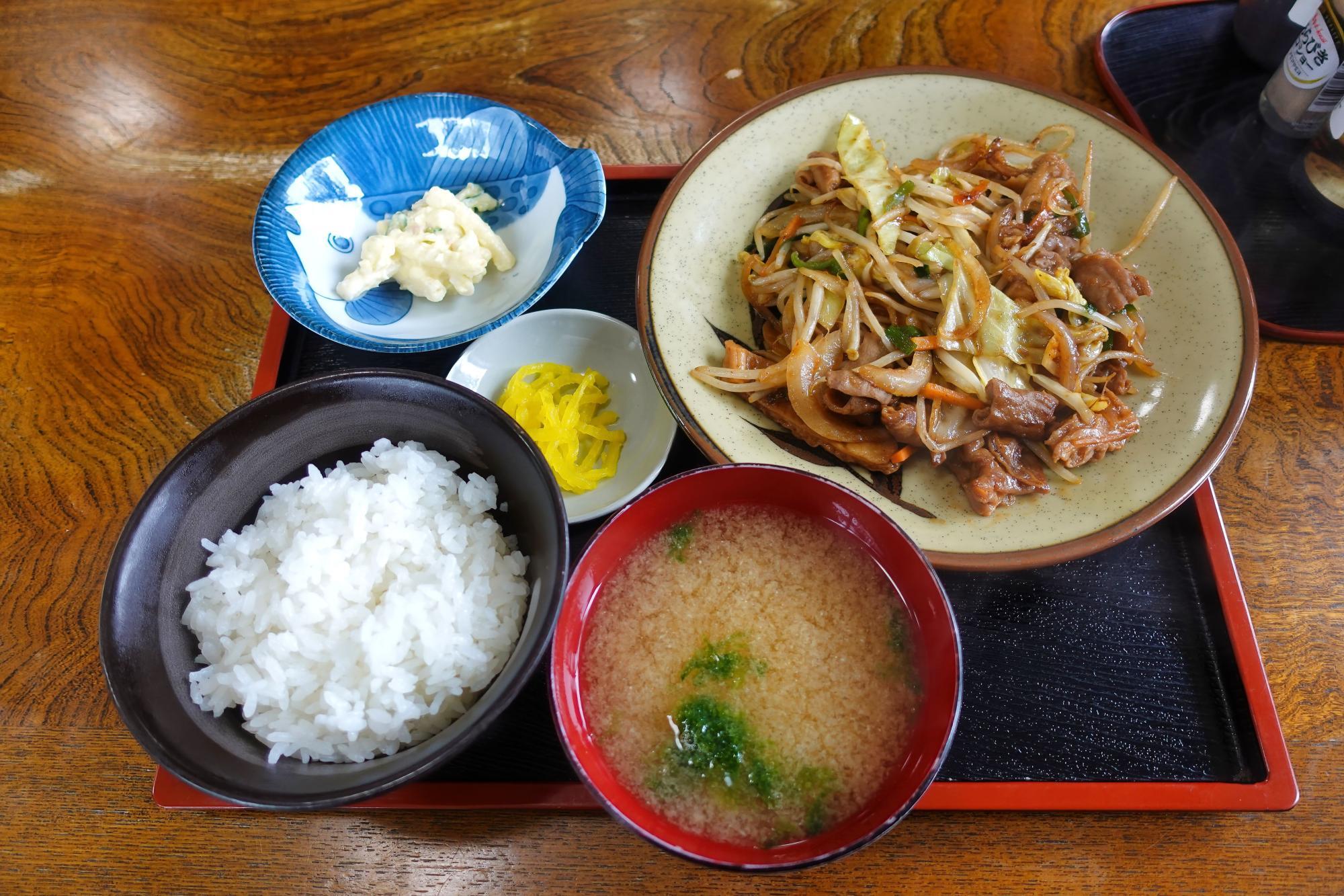わたなべ食堂 もつ野菜炒め定食