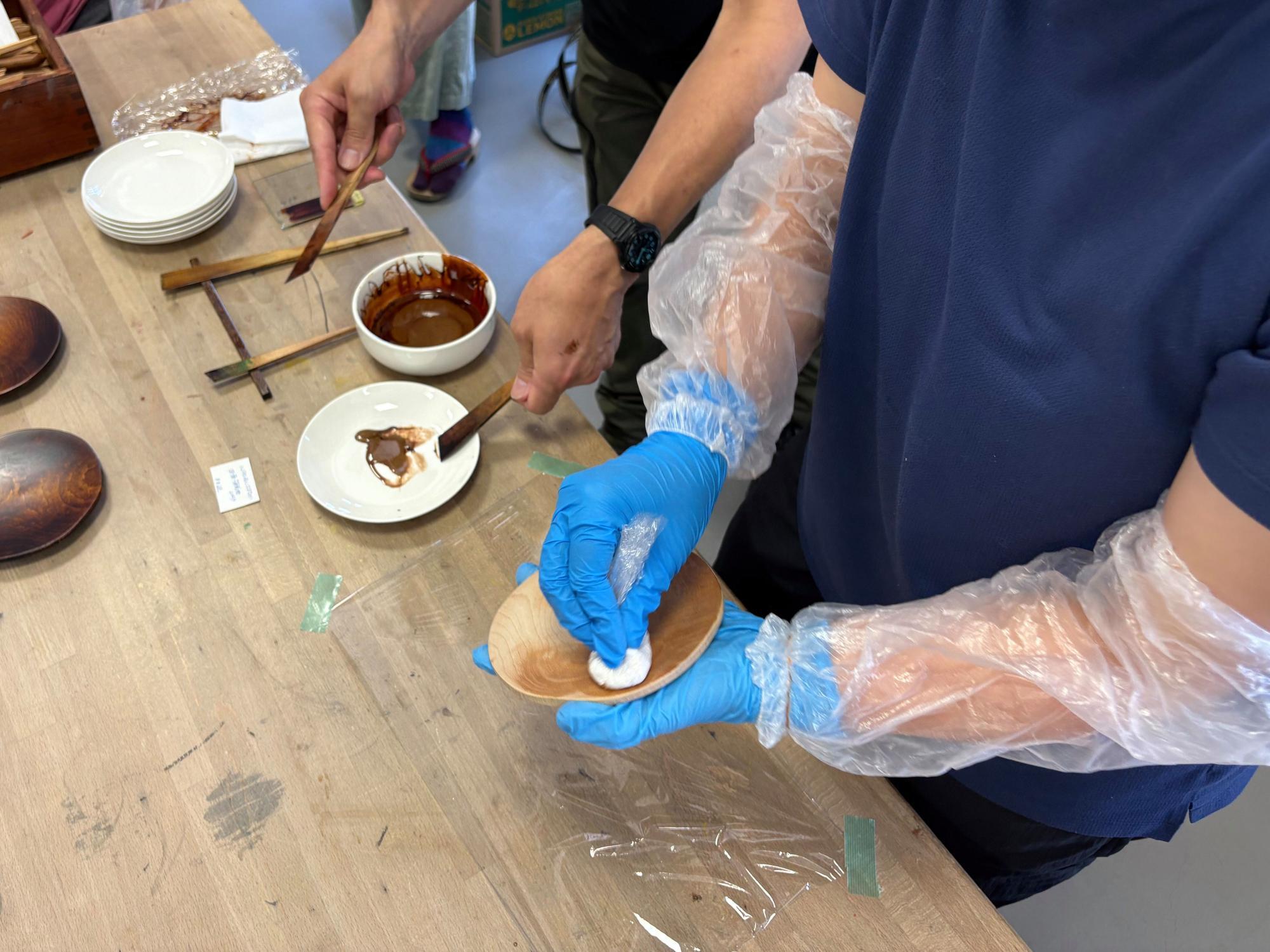 和合亮一さんと歩く「おとなの遠足」第3回 拭き漆 ワークショップ