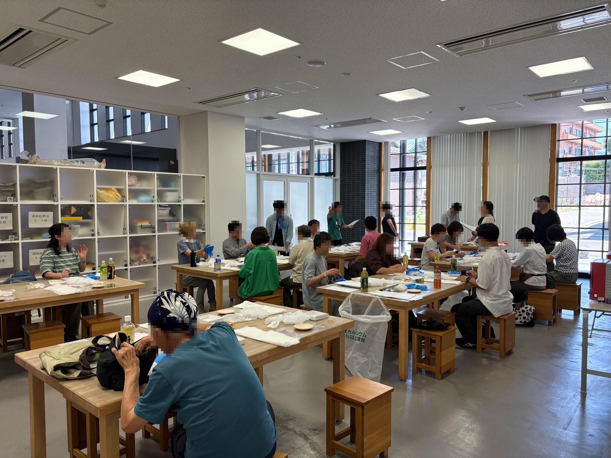 和合亮一さんと歩く「おとなの遠足」第3回 拭き漆 ワークショップ