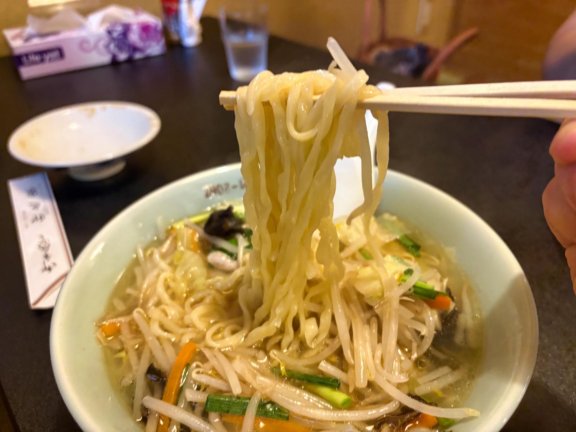 卯之家 タンメン 麺リフトアップ