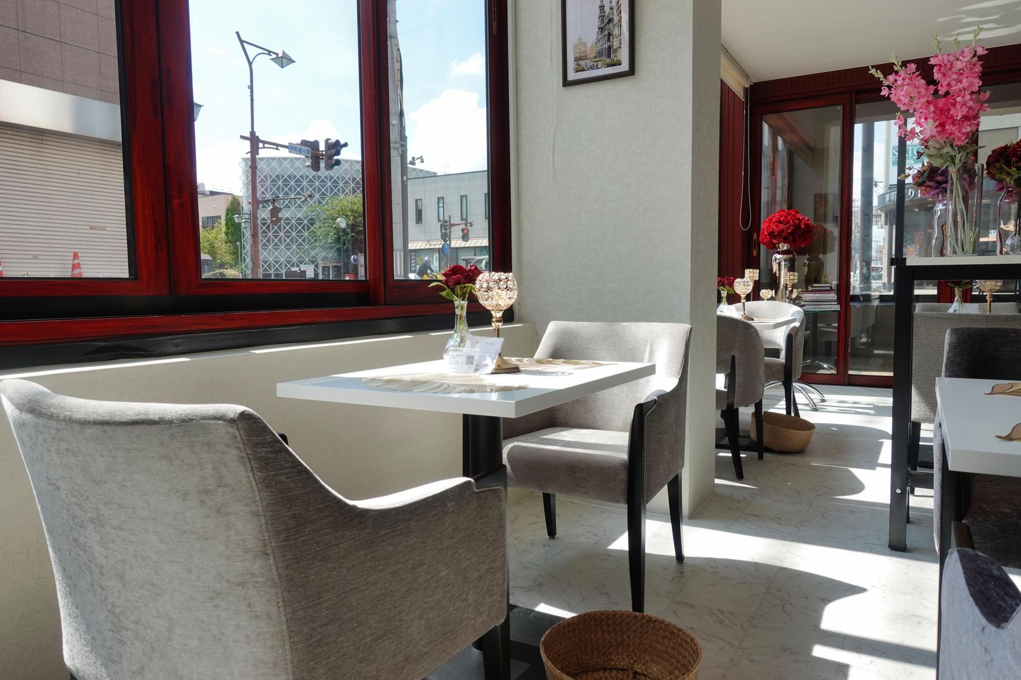 バンコクコーナー 店内 窓際テーブル