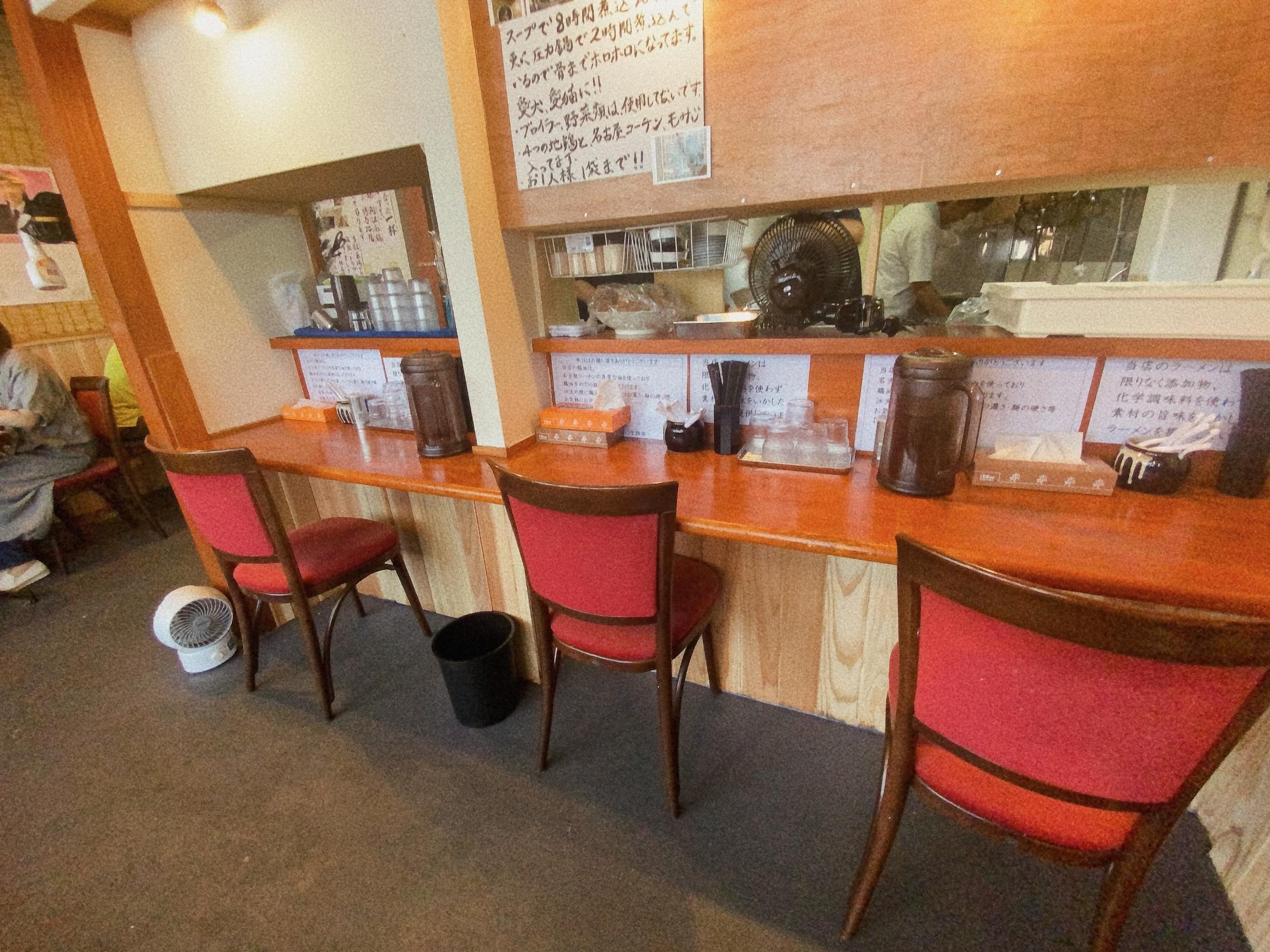 白河ラーメン はじめ カウンター席