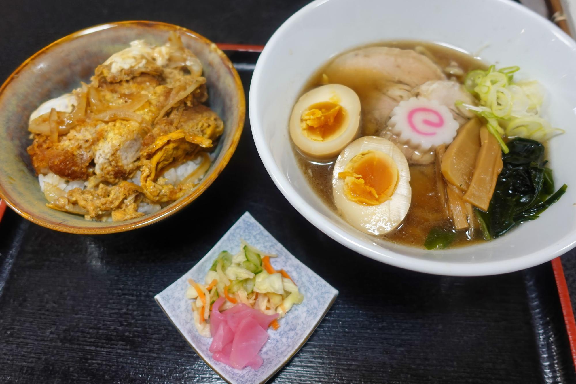 割烹 芳登里（ほとり）カツ丼セット 煮込みカツ丼で