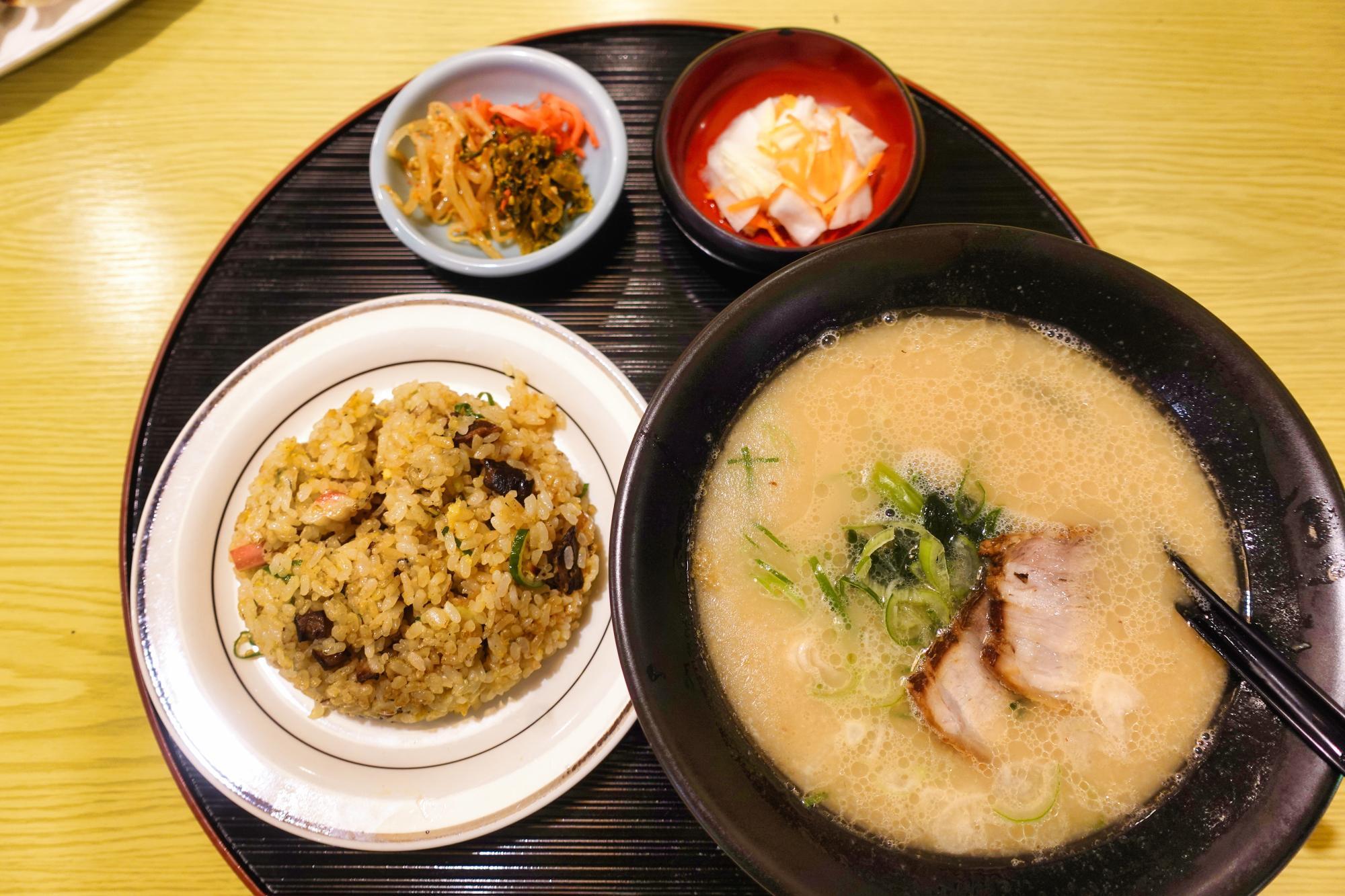 らーめん お食事処 あおやま とんこつラーメン & ミニチャーハン(Dセット)