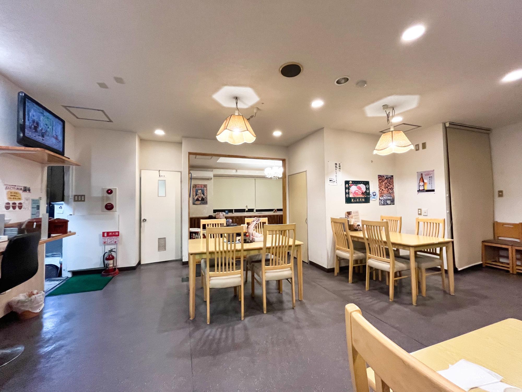 らーめん お食事処 あおやま 店内 テーブル席