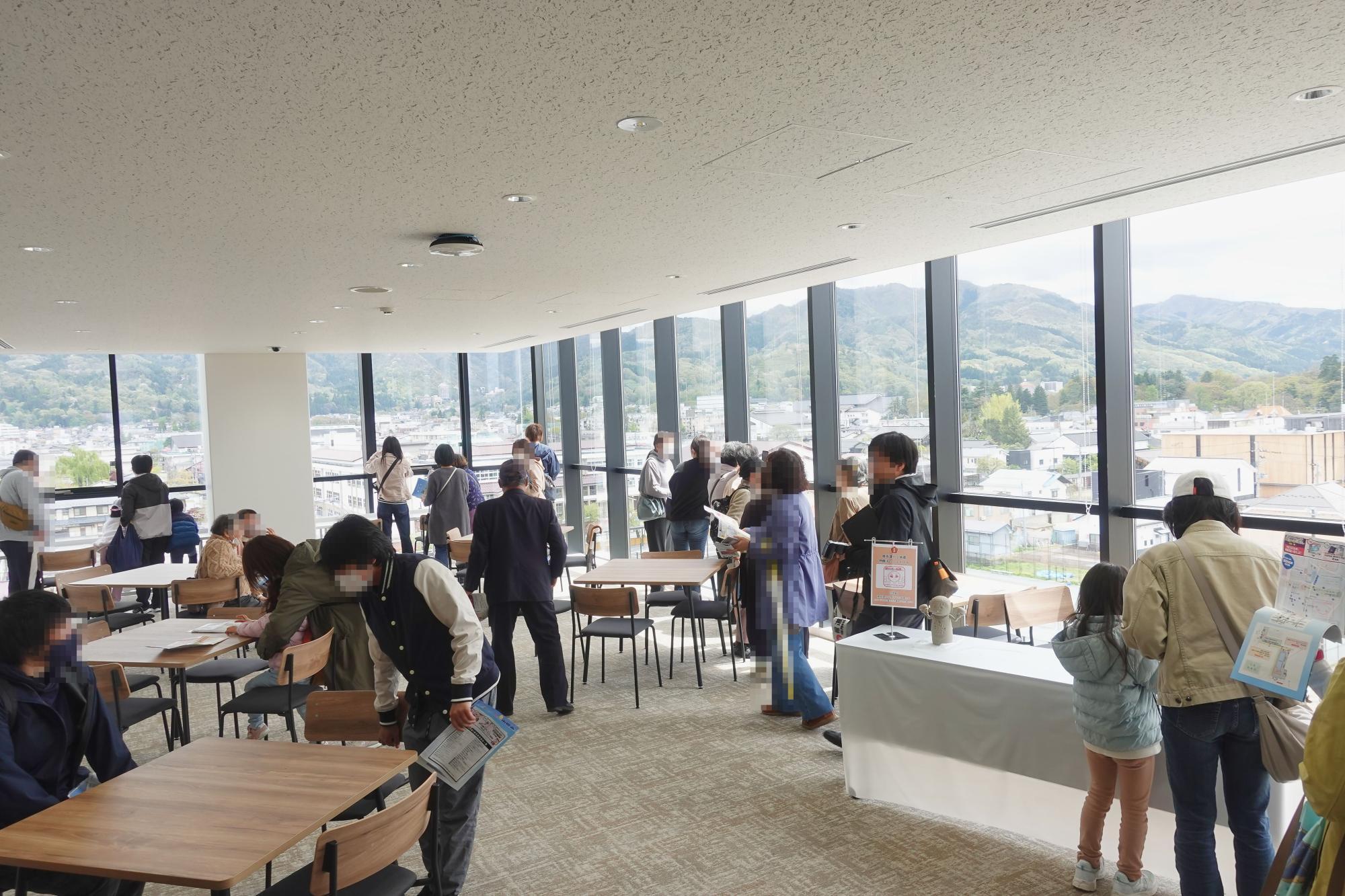 会津若松市役所 新庁舎 5階 6階の待合ミーティングスペース（展望室）