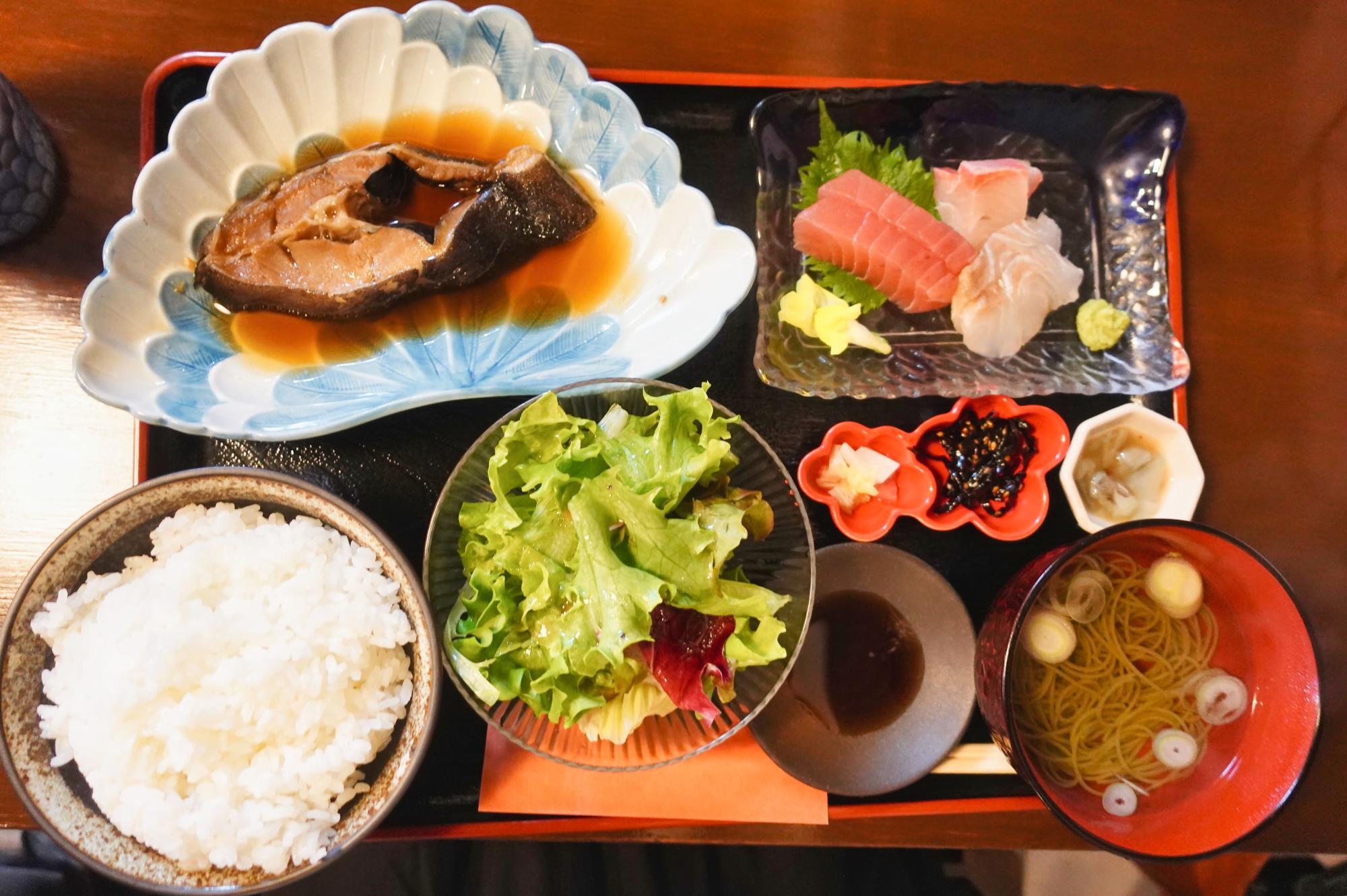 有頂天 本日の煮魚(カラスがれい)とお造り3点盛り定食