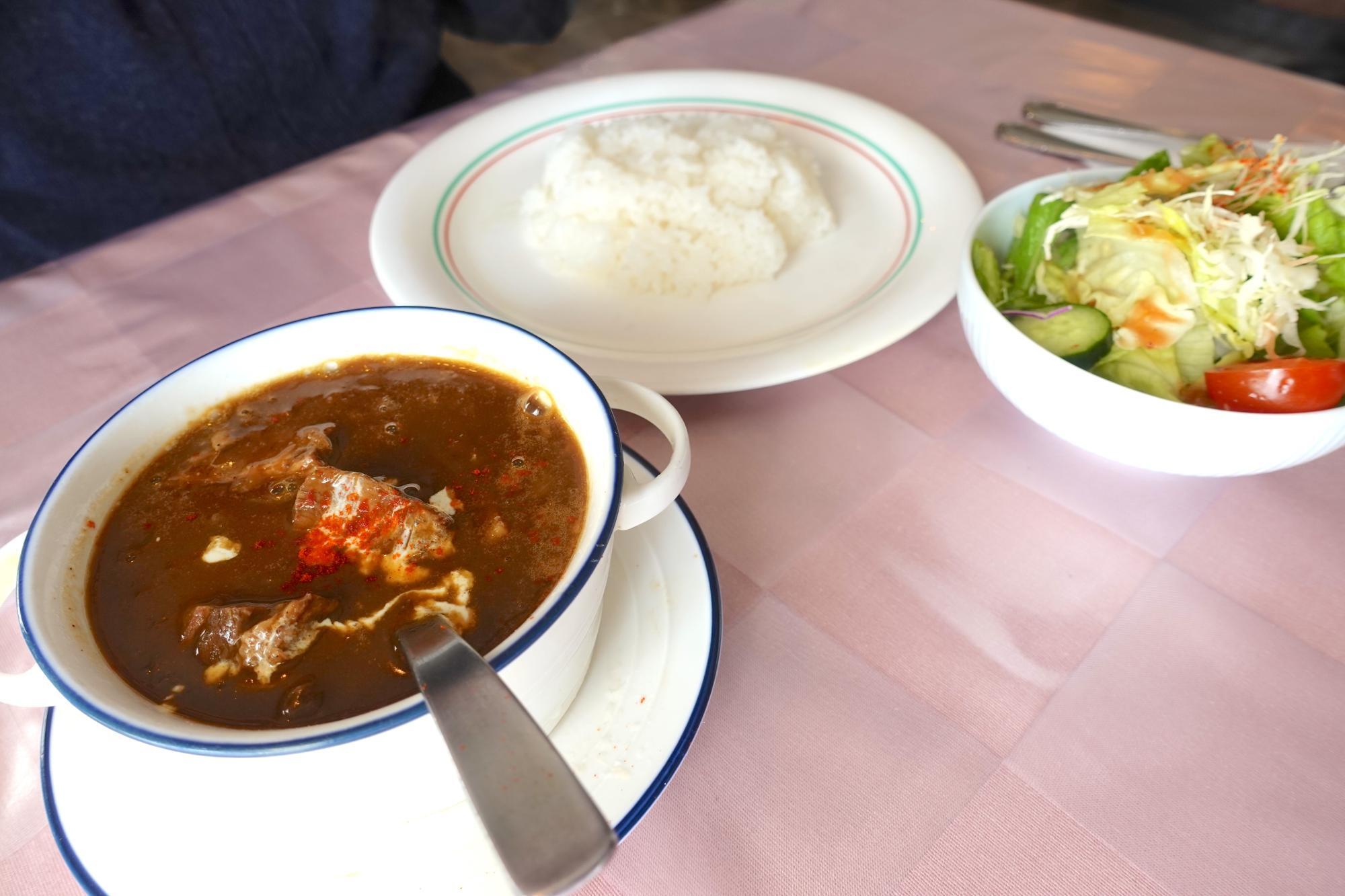 葡萄屋 欧風ビーフカレー サラダ、アイスクリーム付き
