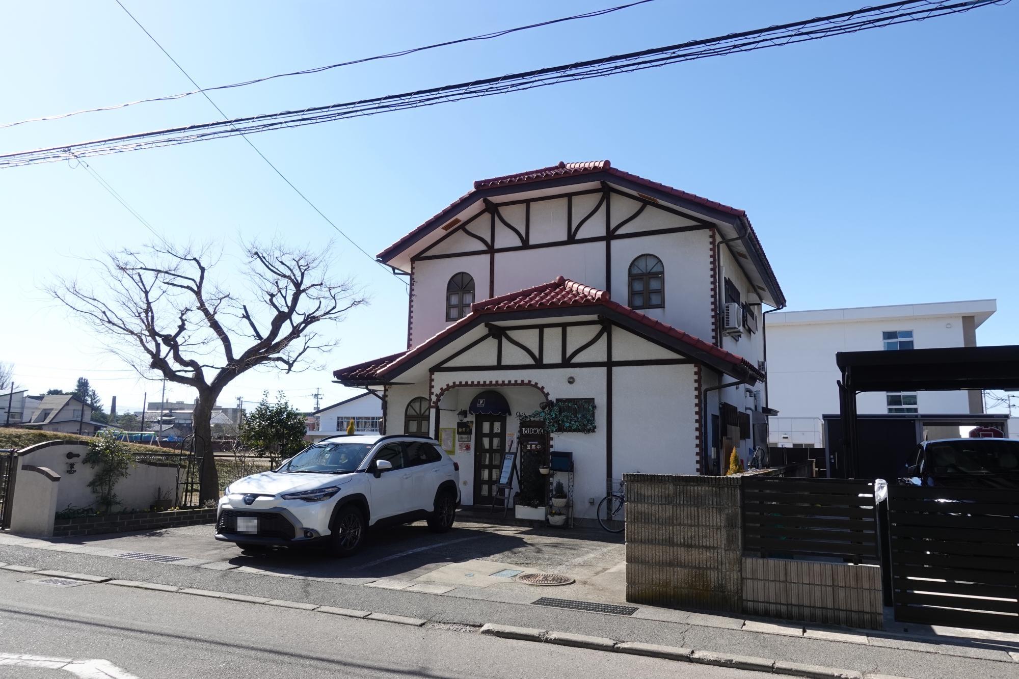 葡萄屋 店舗 外観 駐車スペース