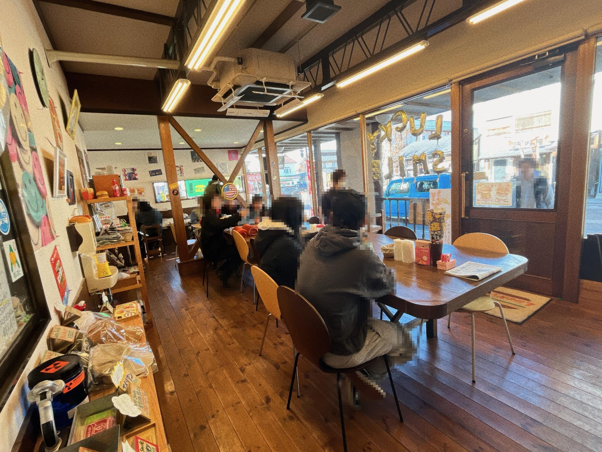ラッキースマイル 店内