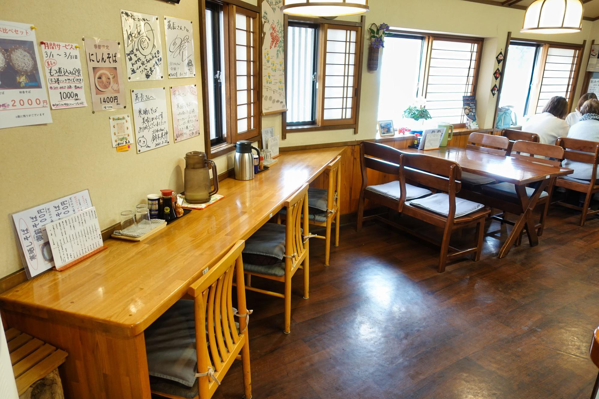 山都 そば処 萬長 (まんちょう)  店内 カウンター席、テーブル席