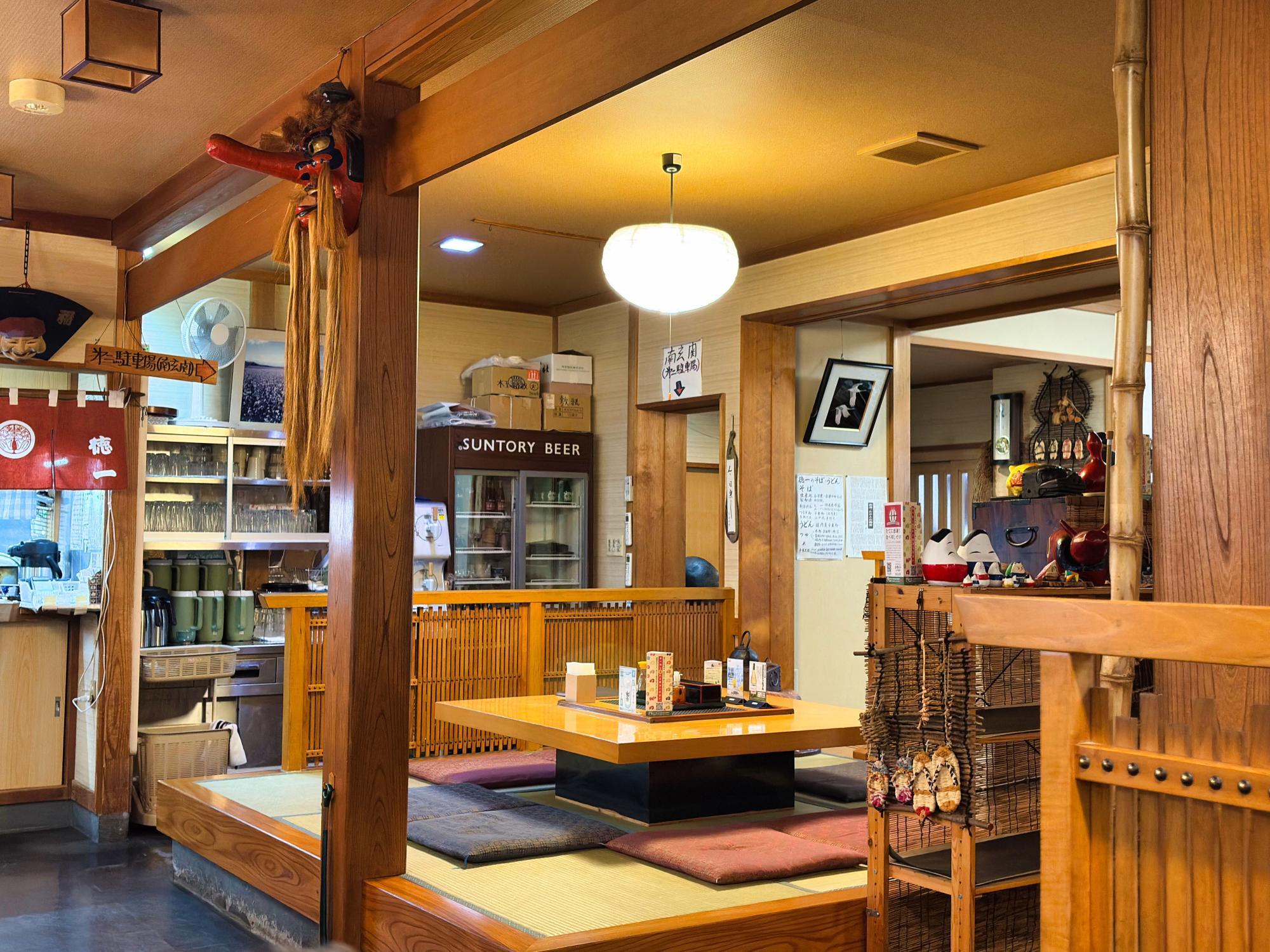 徳一(とくいち)  店舗 店内 小上がり