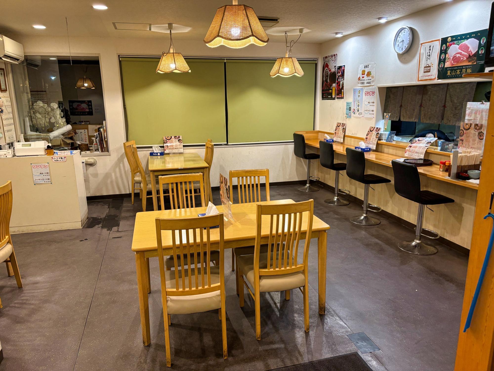 お食事処 あおやま 店内 テーブル席にカウンター席