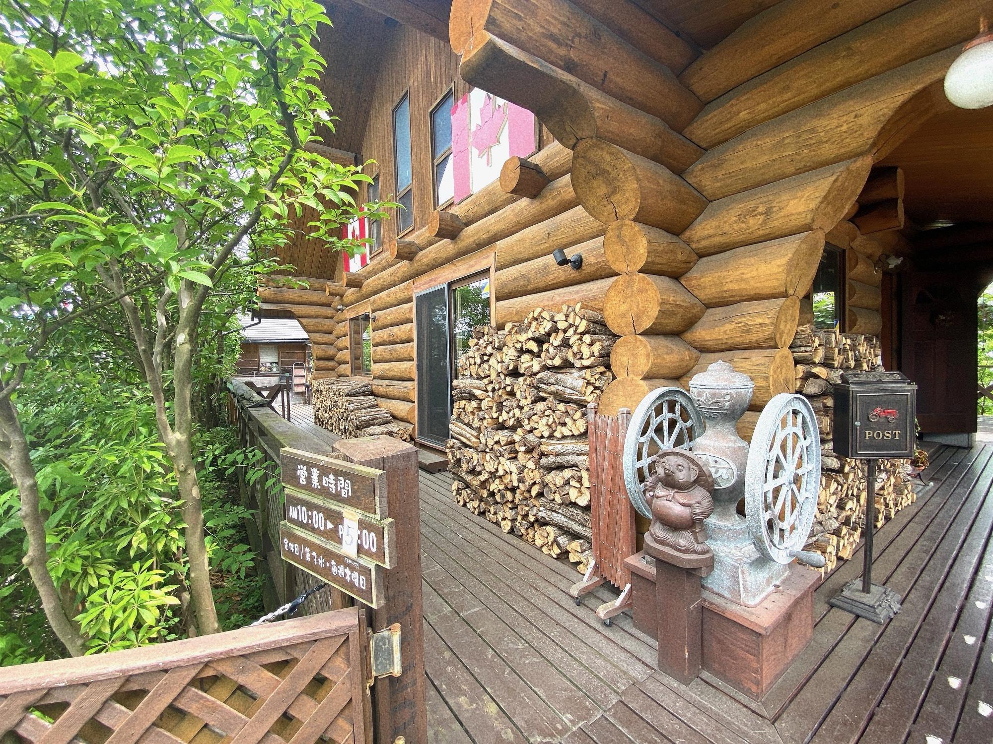 珈琲館 ひろ ログハウスの建屋にウッドデッキ