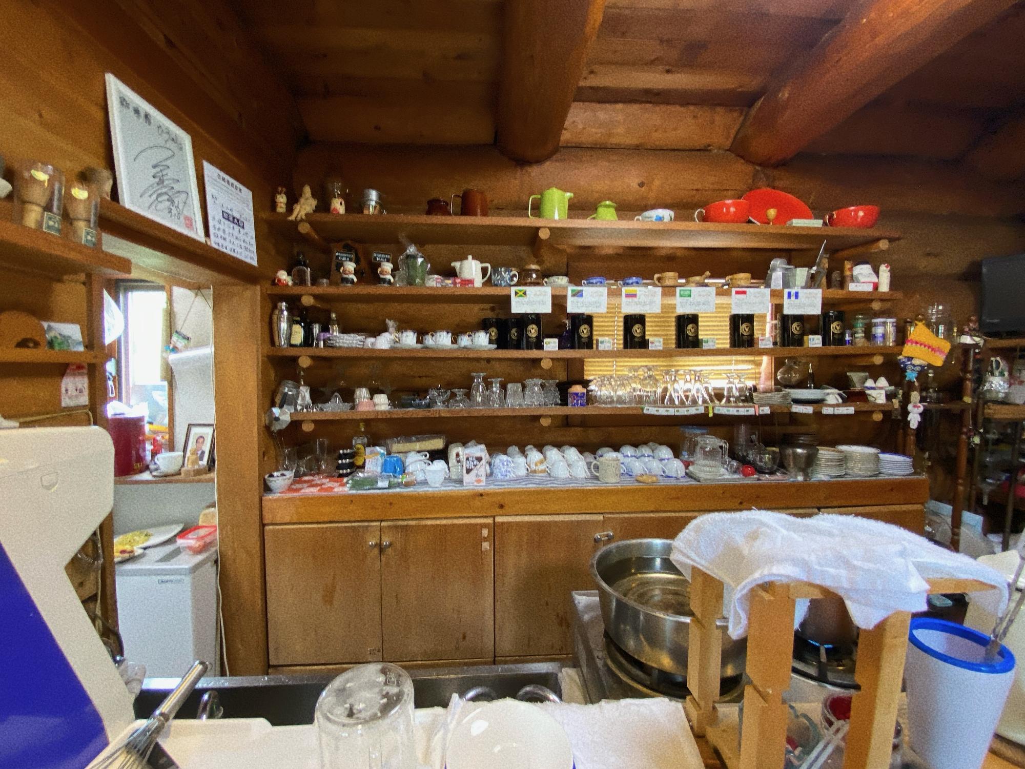 珈琲館 ひろ カウンター席の奥の棚