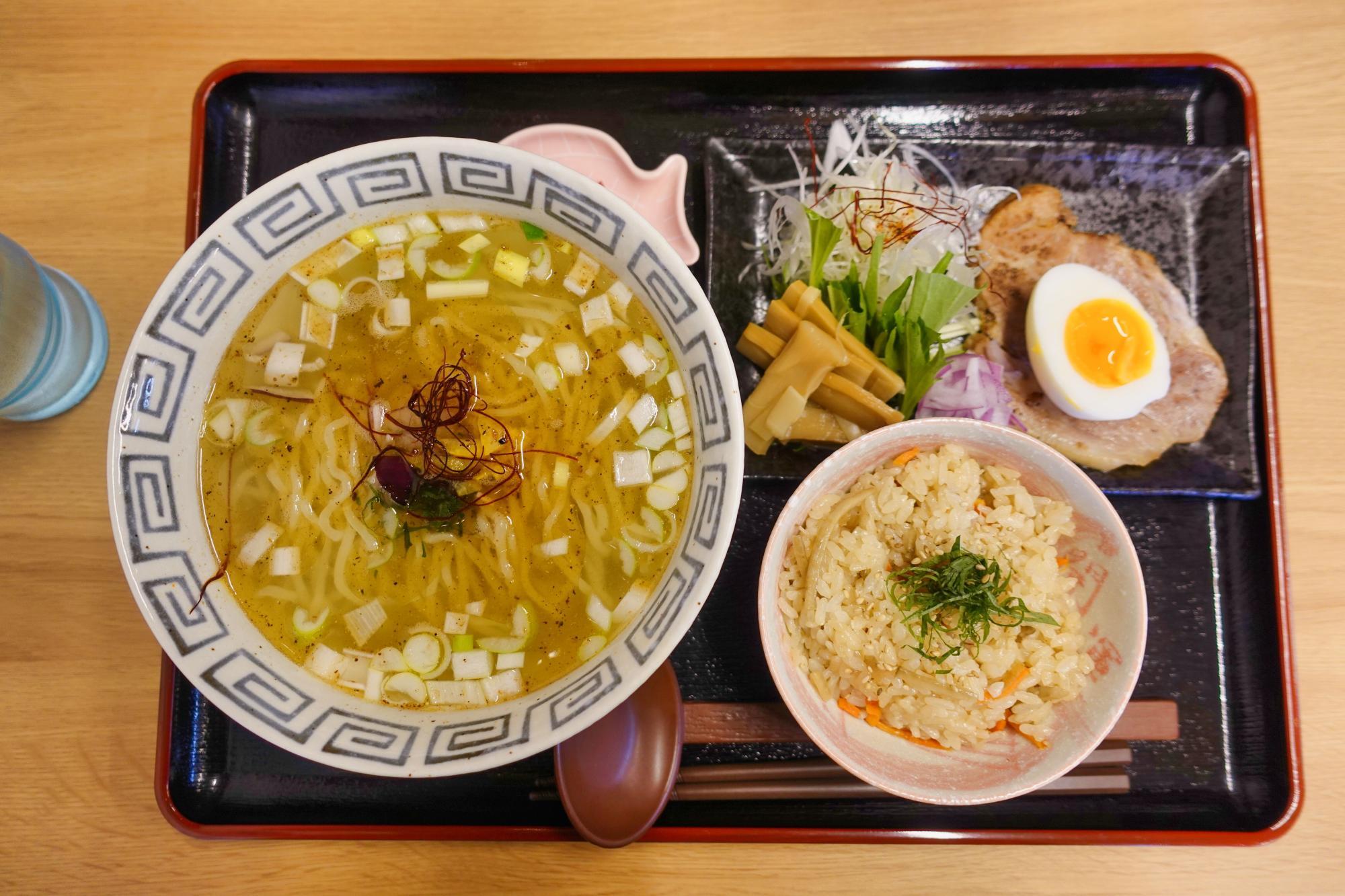 海風堂(シーフードウ)  煮干し香る 塩そば + セット飯