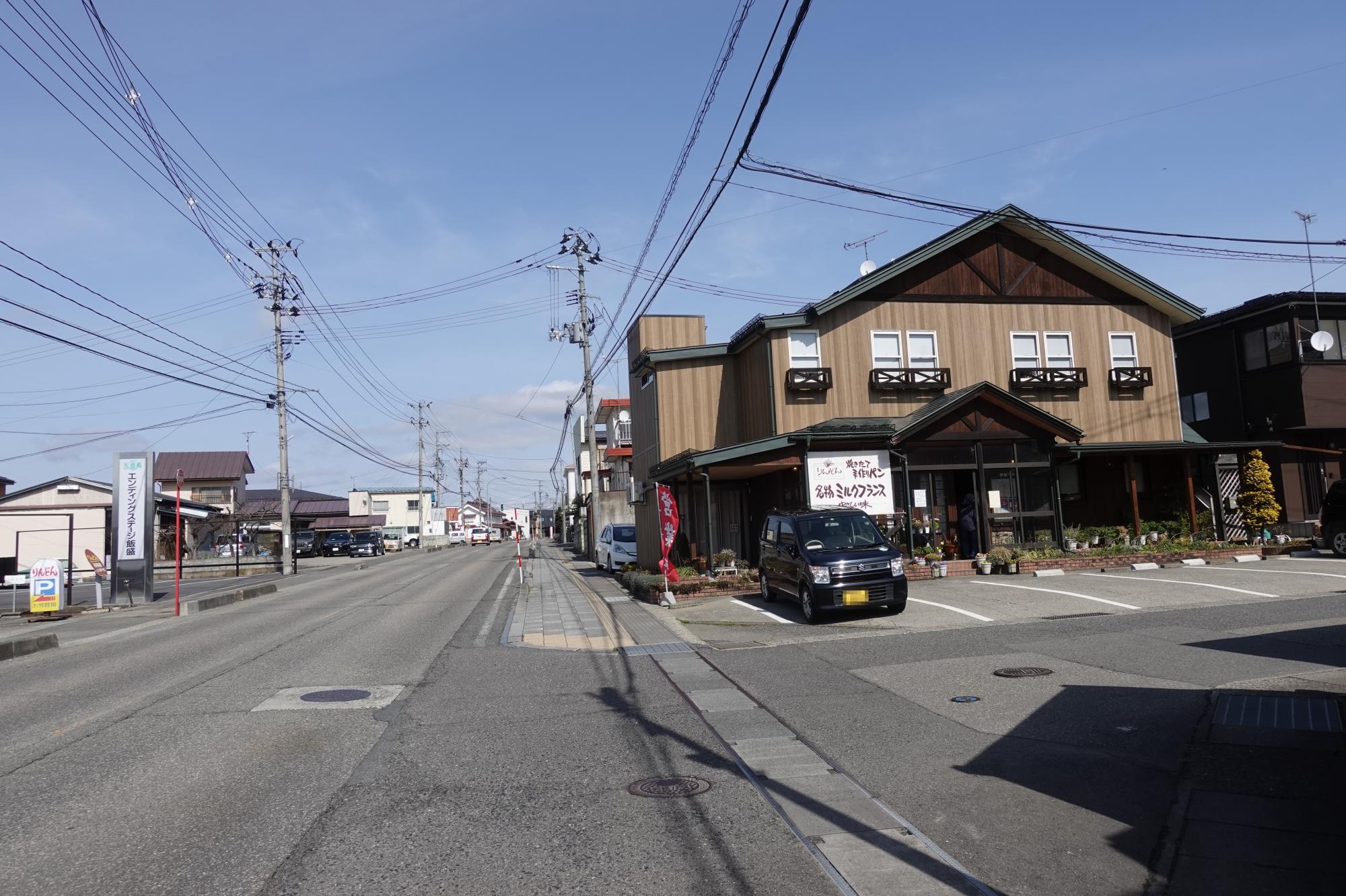 りんどん 店舗 外観 駐車場