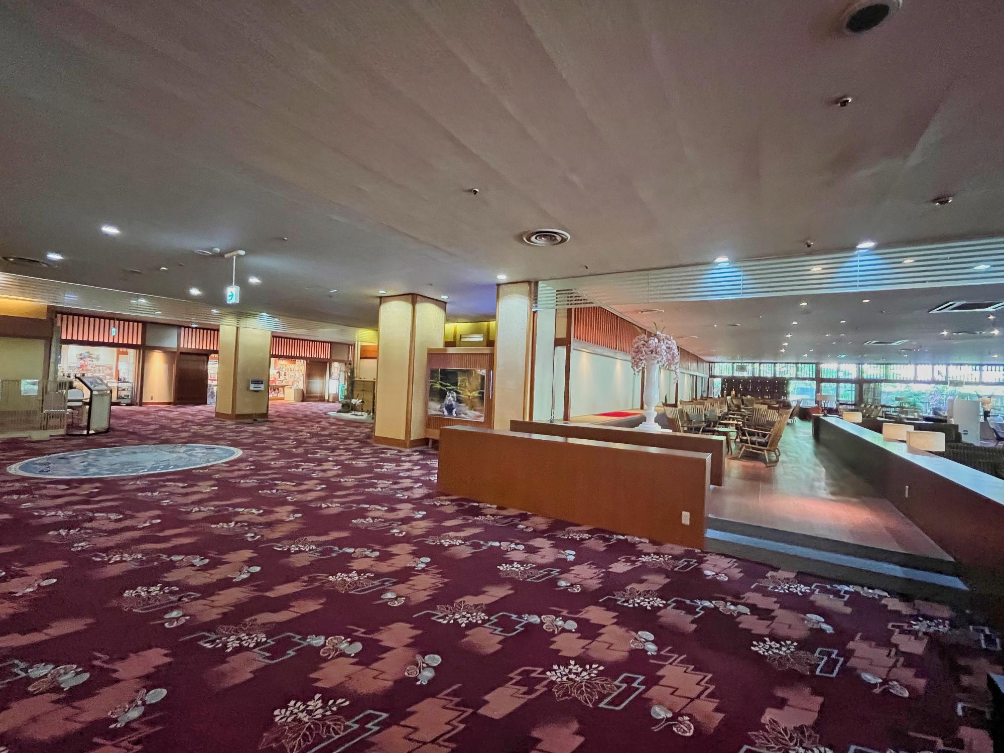 丸峰観光ホテル 土産処「夕顔」とラウンジ