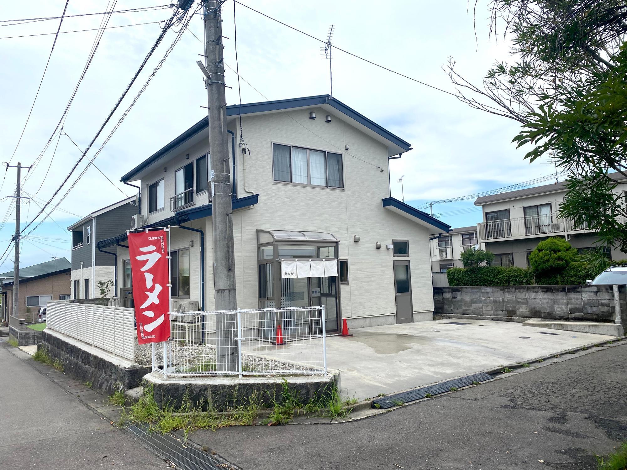 麺処 悦(えつ)  店舗外観 駐車場