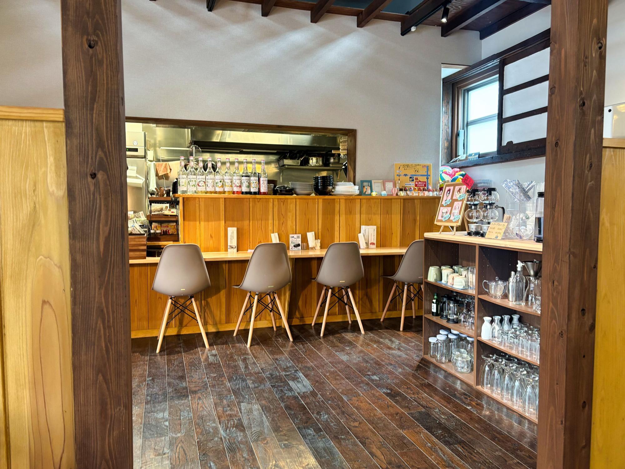 風と陽なたとそばの花 店内