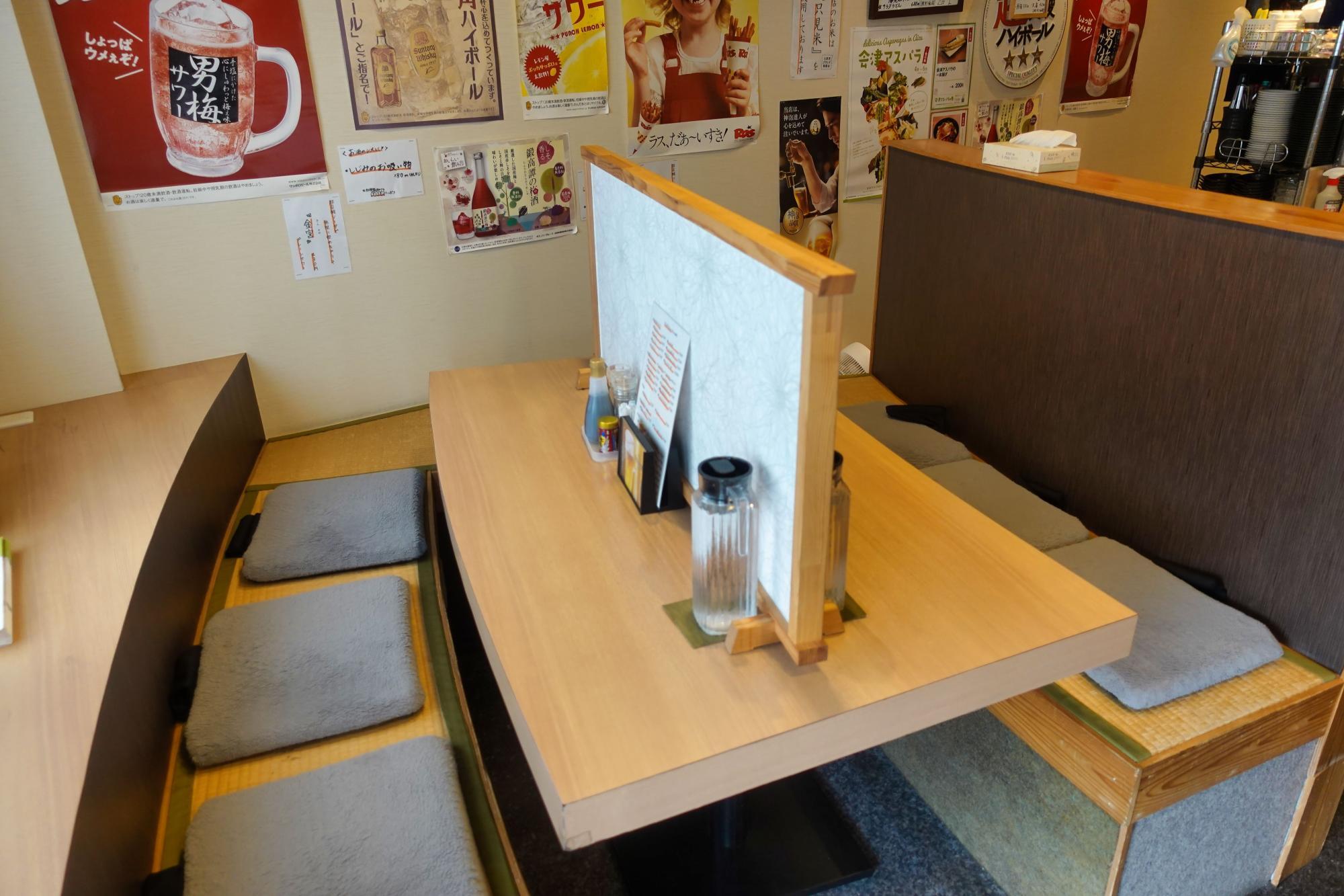 うまいもん屋 わいわい丸 店内 テーブル席