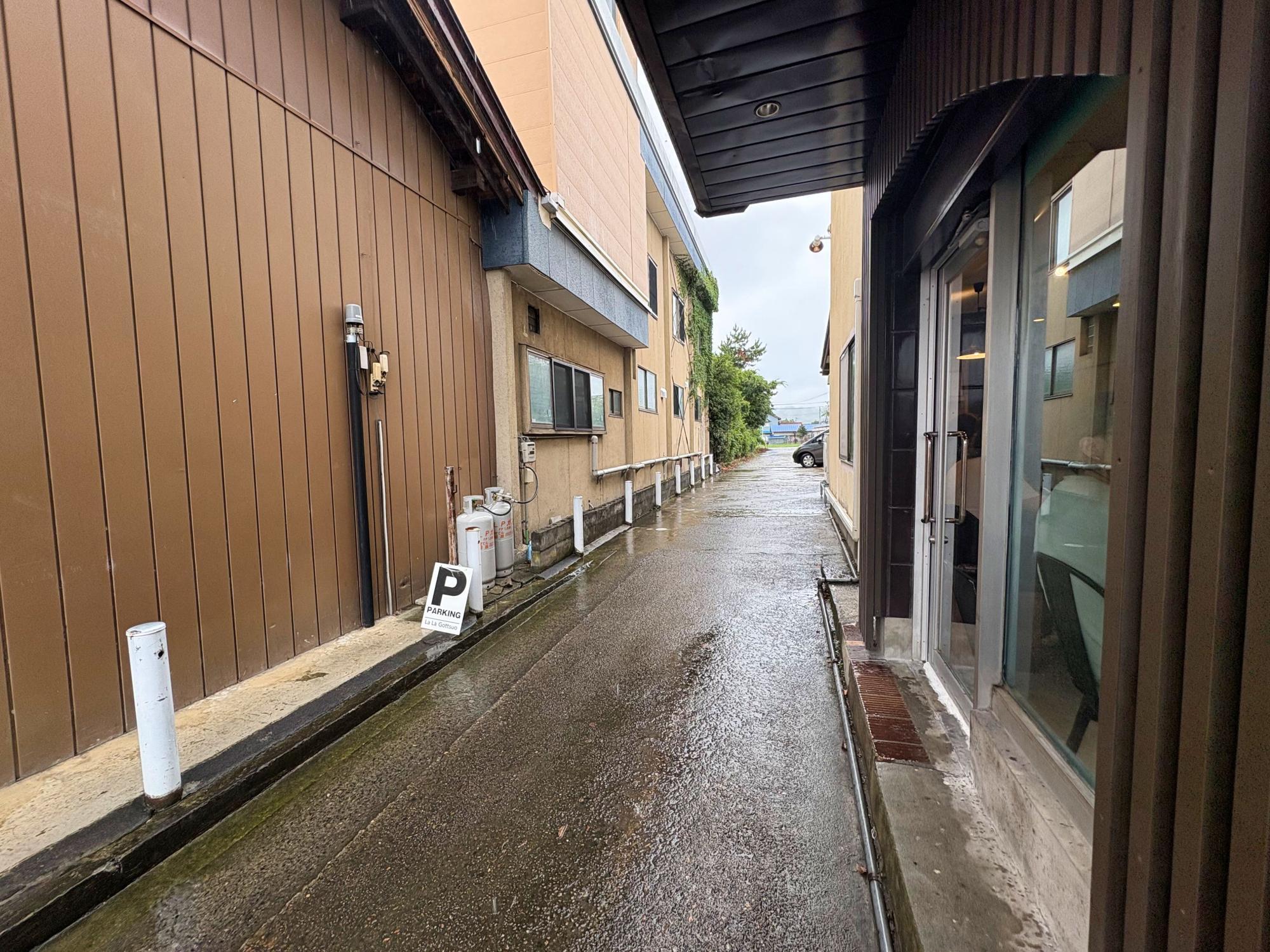 Lα Lα Gottsuo/ララゴッツォ 駐車場への通路