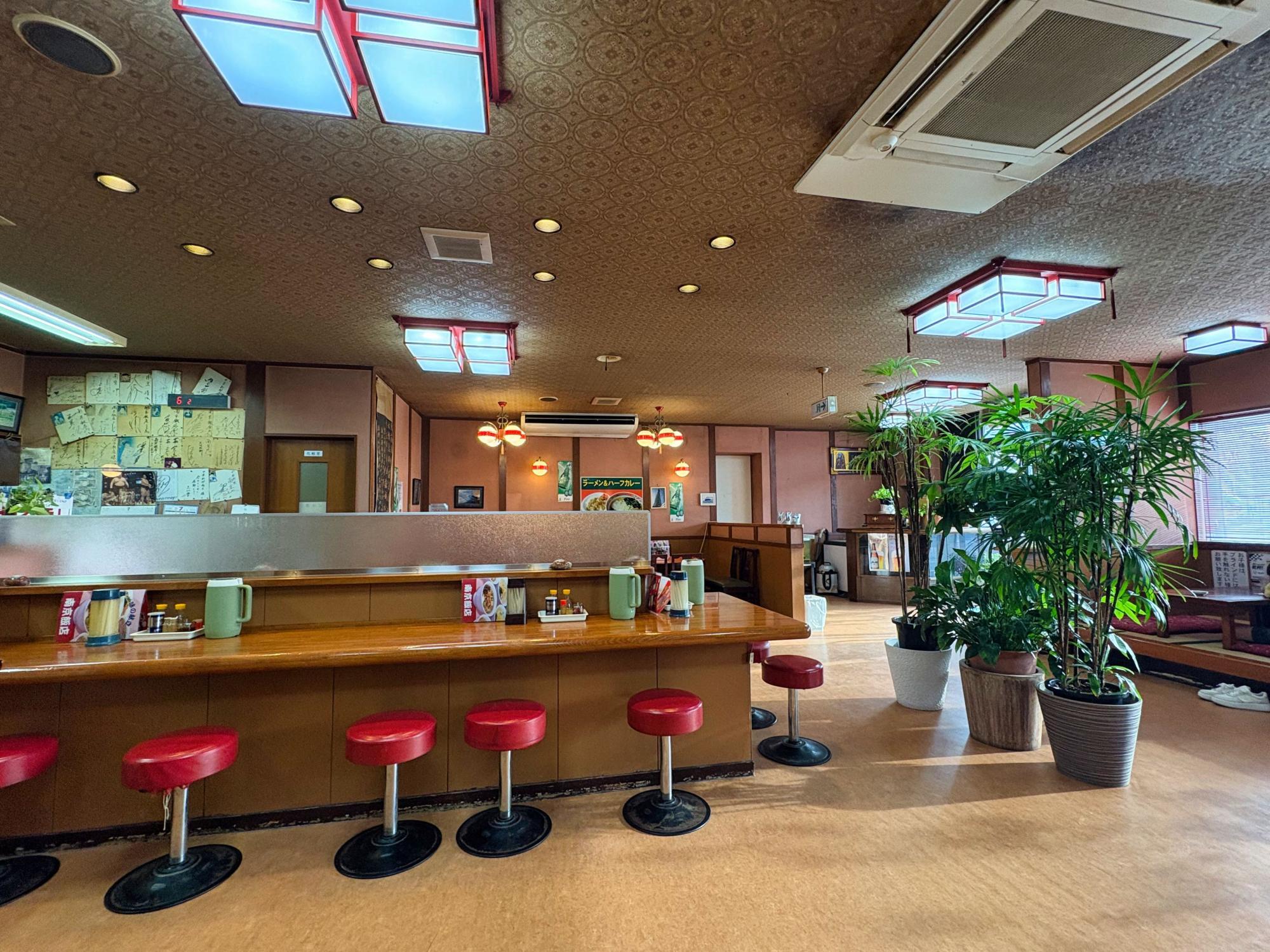 南京飯店 花春店 店内 カウンター席