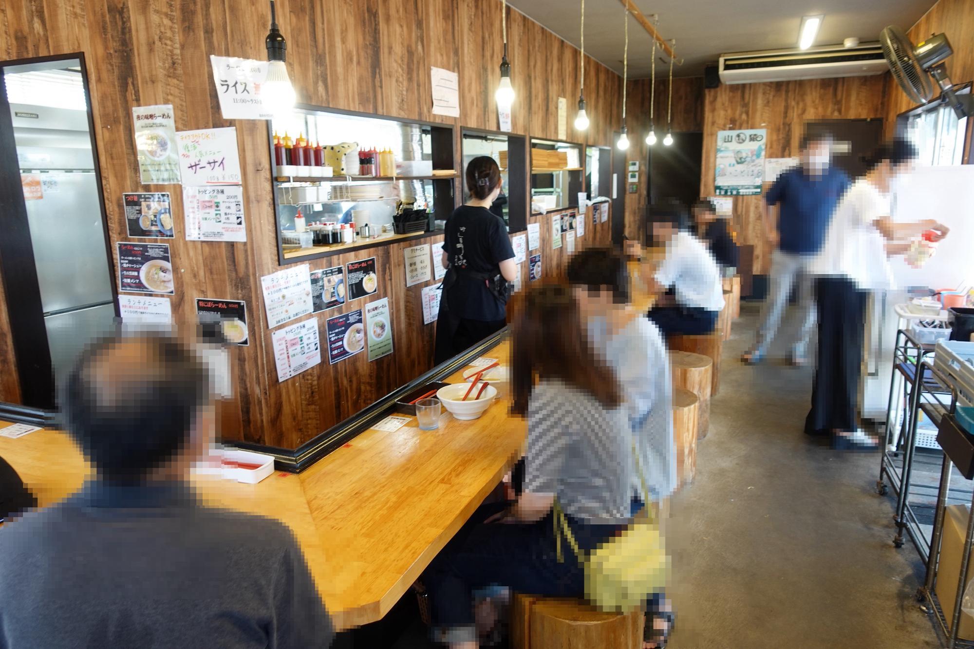 とんこつラーメン こうみ家 店内 カウンター席