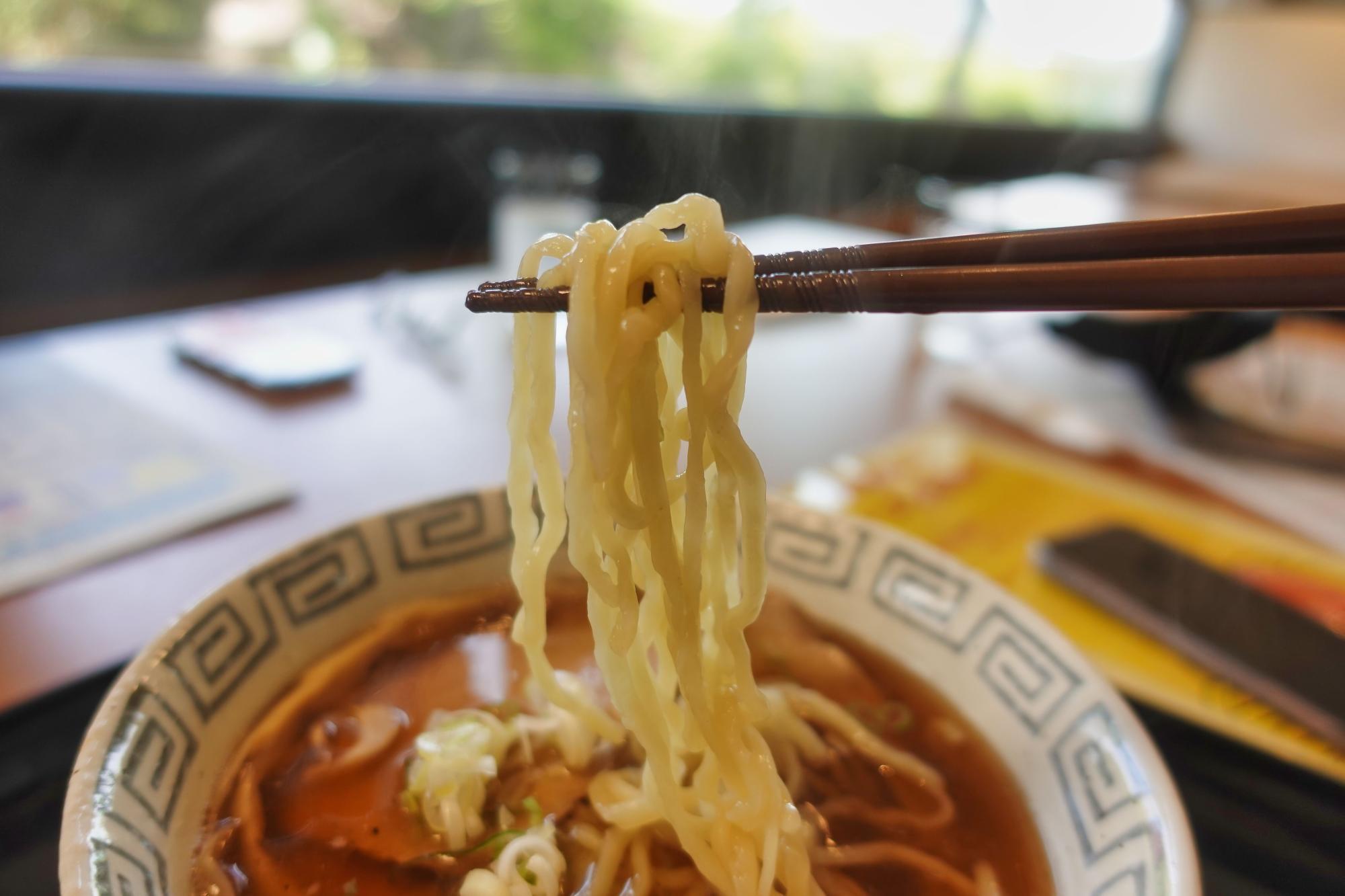 海風堂 喜多方ラーメン 醤油 麺リフトアップ