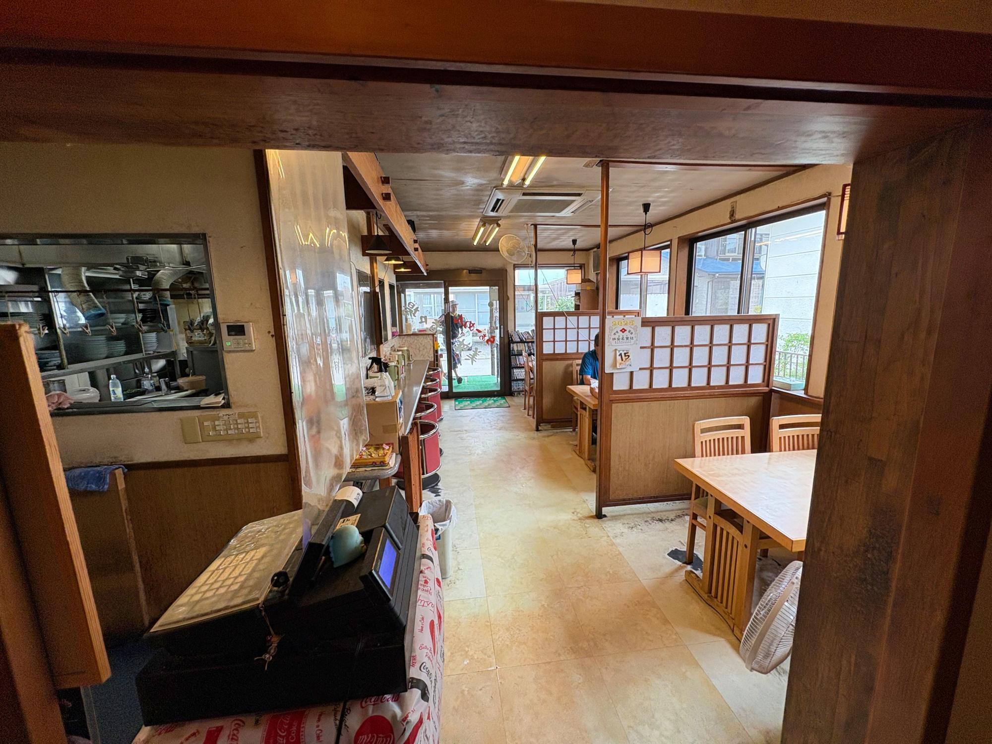 頓珍館 入口からテーブル席