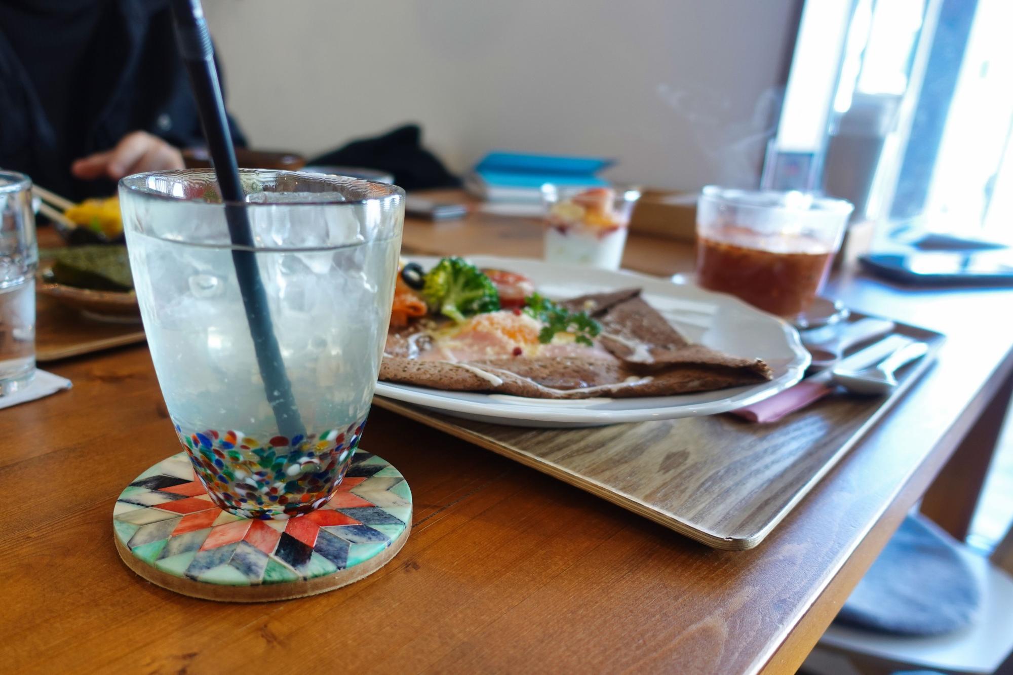 三茶カフェ そば粉のガレット コンプレット(ハム・チーズ・卵)  + 朝茶セット 本日のジュース