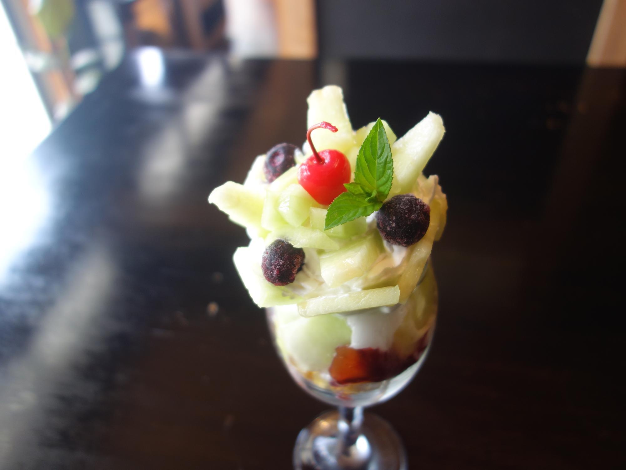 Antique Cafe 穂都璃(ほとり) メロンパフェ