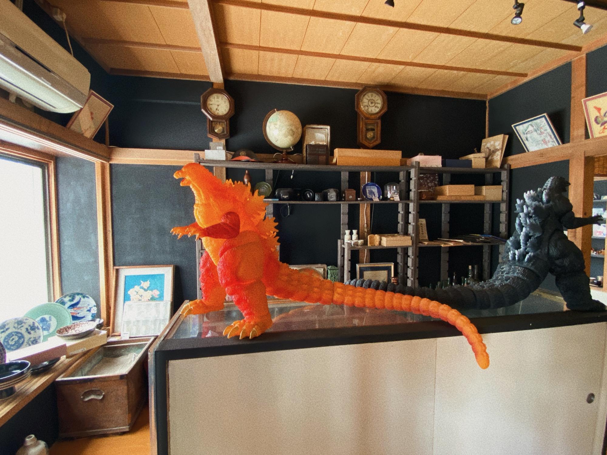 Antique Cafe 穂都璃(ほとり) 店内 ゴジラ？