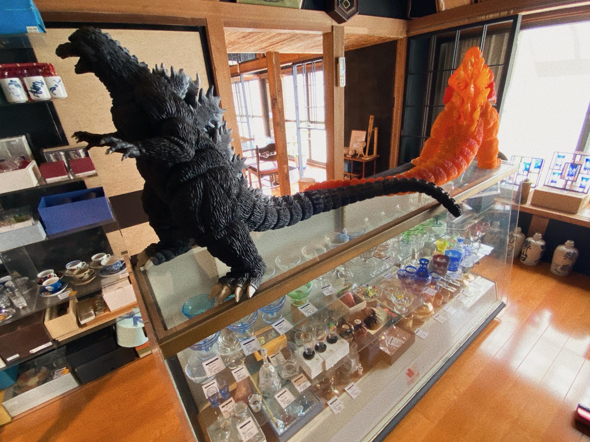 Antique Cafe 穂都璃(ほとり) 店内 ゴジラ？