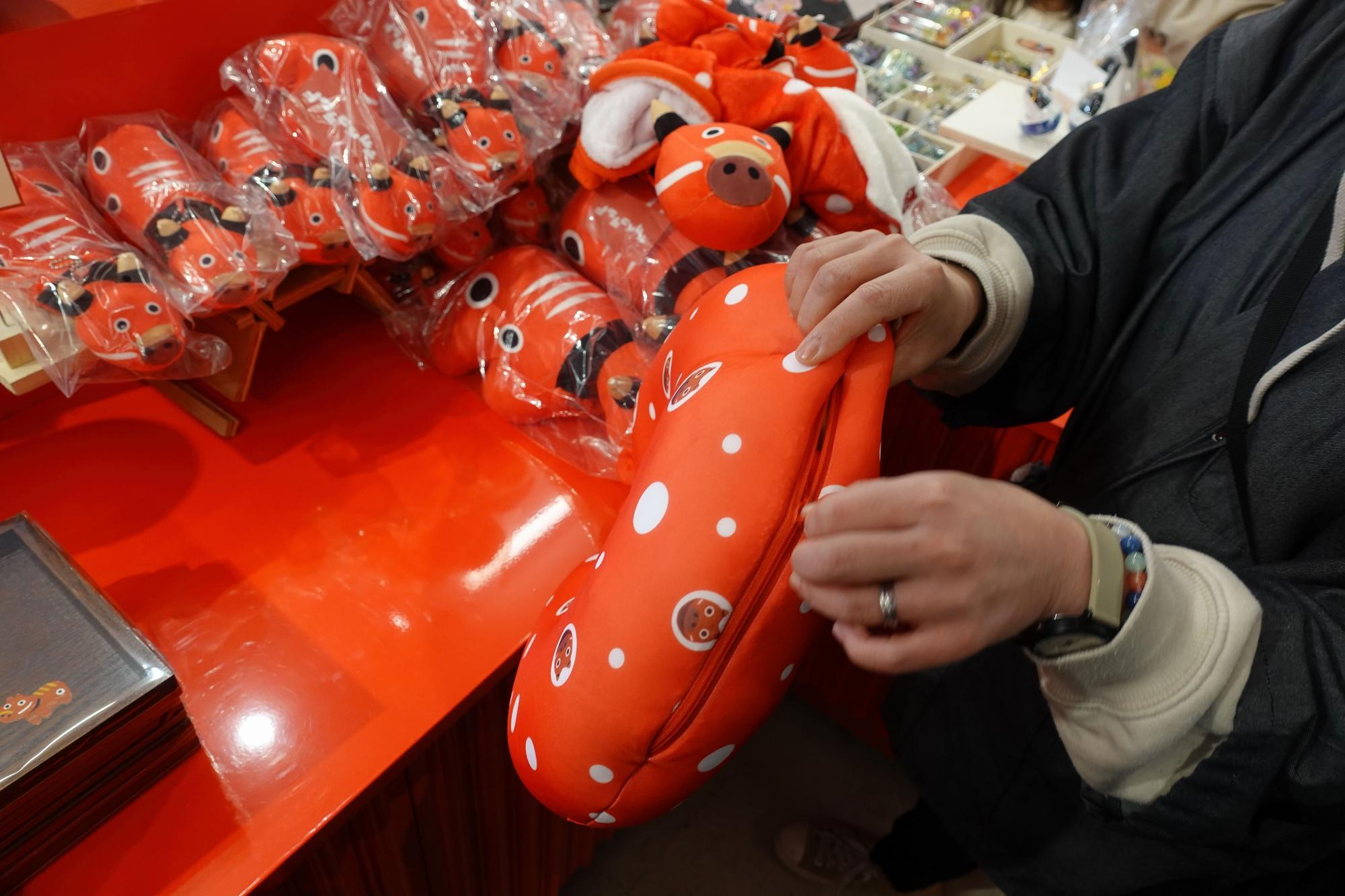 アカベコランド へんしん赤べこ ネックピロー