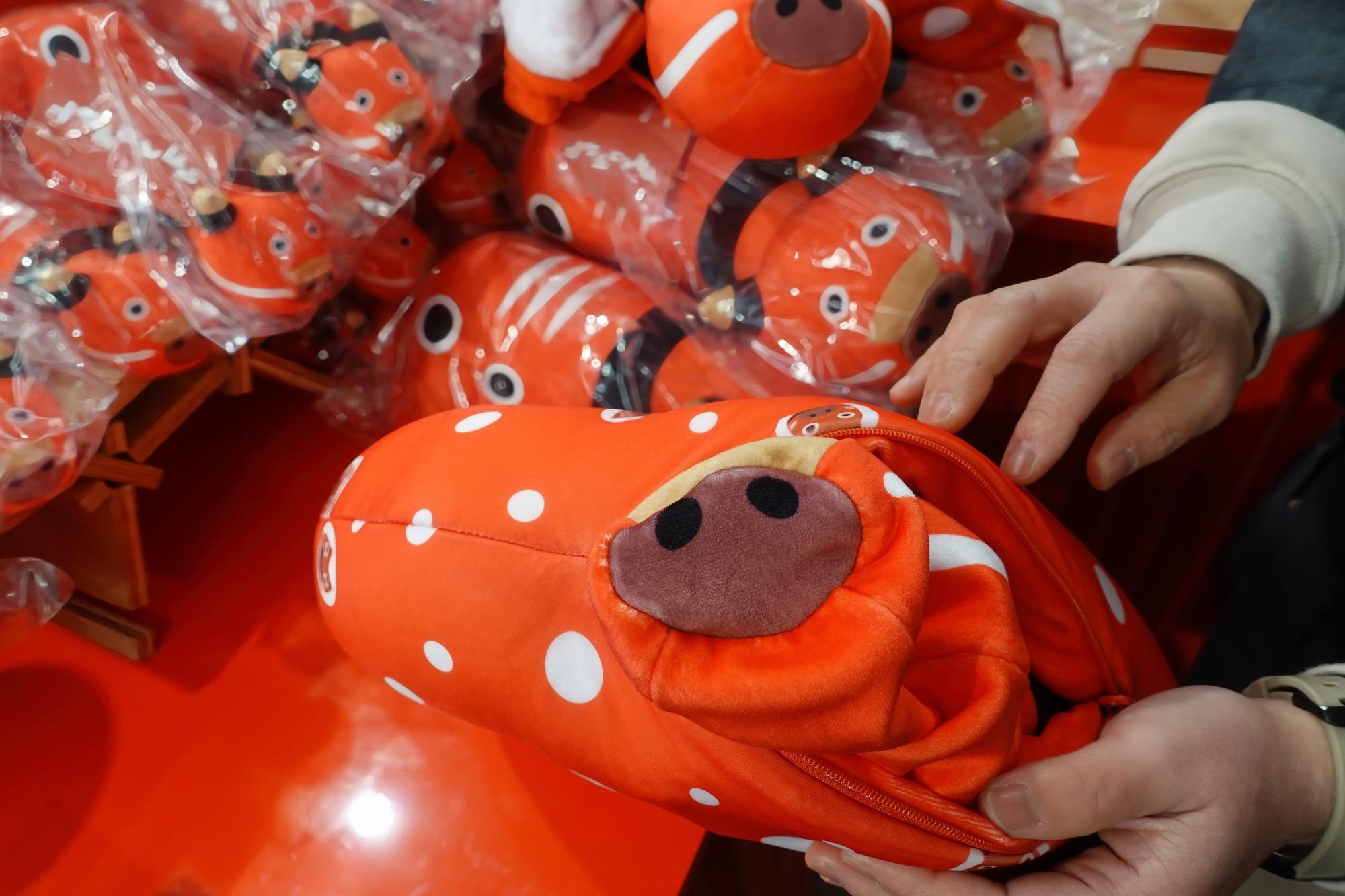 アカベコランド へんしん赤べこ ネックピロー