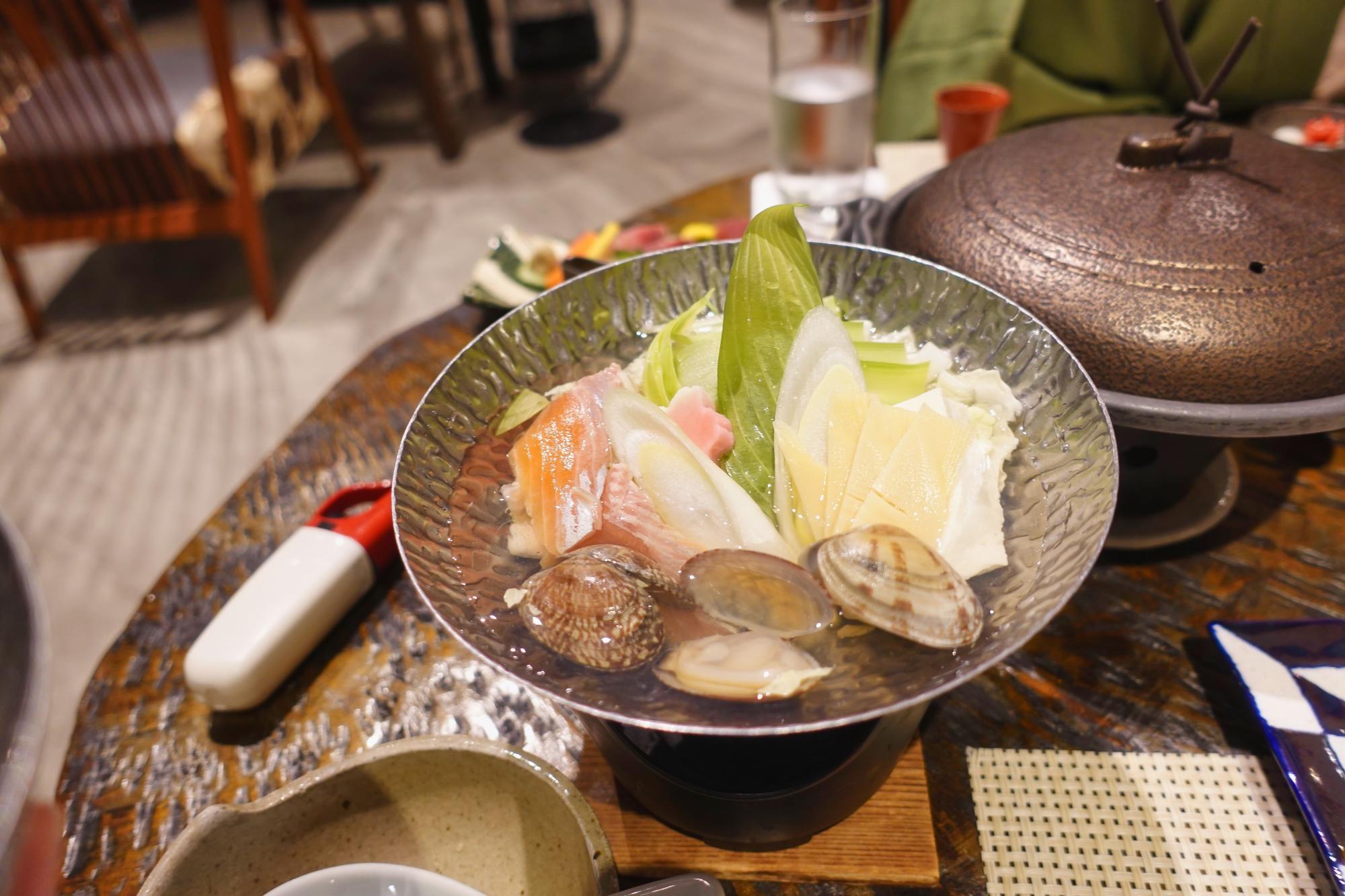 熱塩温泉 山形屋(やまがたや)  夕食「磐梯鱒と春野菜鍋」