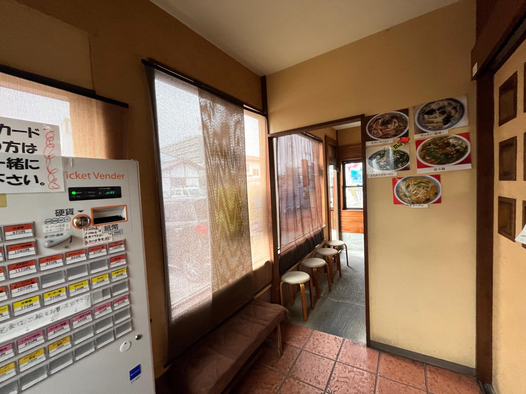 中華 しせん家 券売機 待ち席